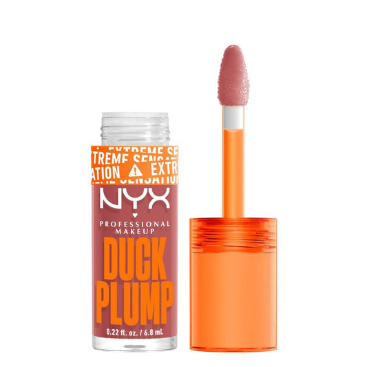 NYX Professional Makeup, Duck Plump, 7ml. Tono: Nude Swings (café). Brillo labial voluminizador con efecto plumping para un volumen instantáneo. Gloss infusionado con jengibre picante para un volumen visible y de larga duración. Fórmula vegana.