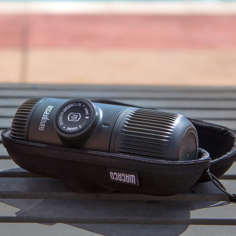 Cafetera Espresso Portátil Wacaco Nanopresso Negra con Estuche Protector, 18 Bar de Presión, para Viajes y Caminatas