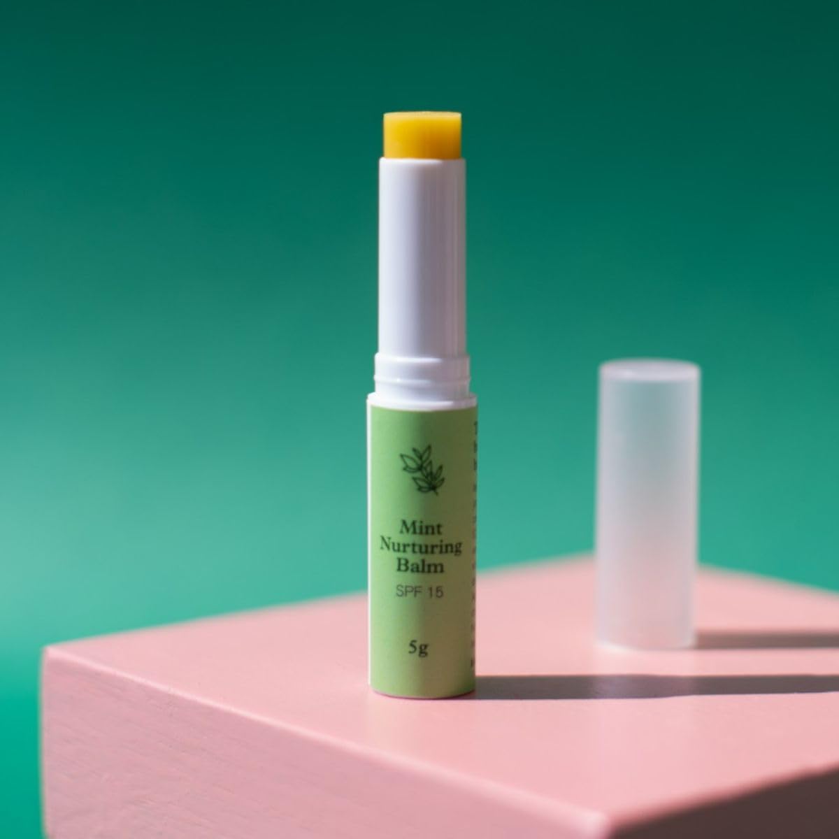 Blooms & Blends Skincare, Nuturing Balm Menta - Bálsamo hidratante para labios con SPF