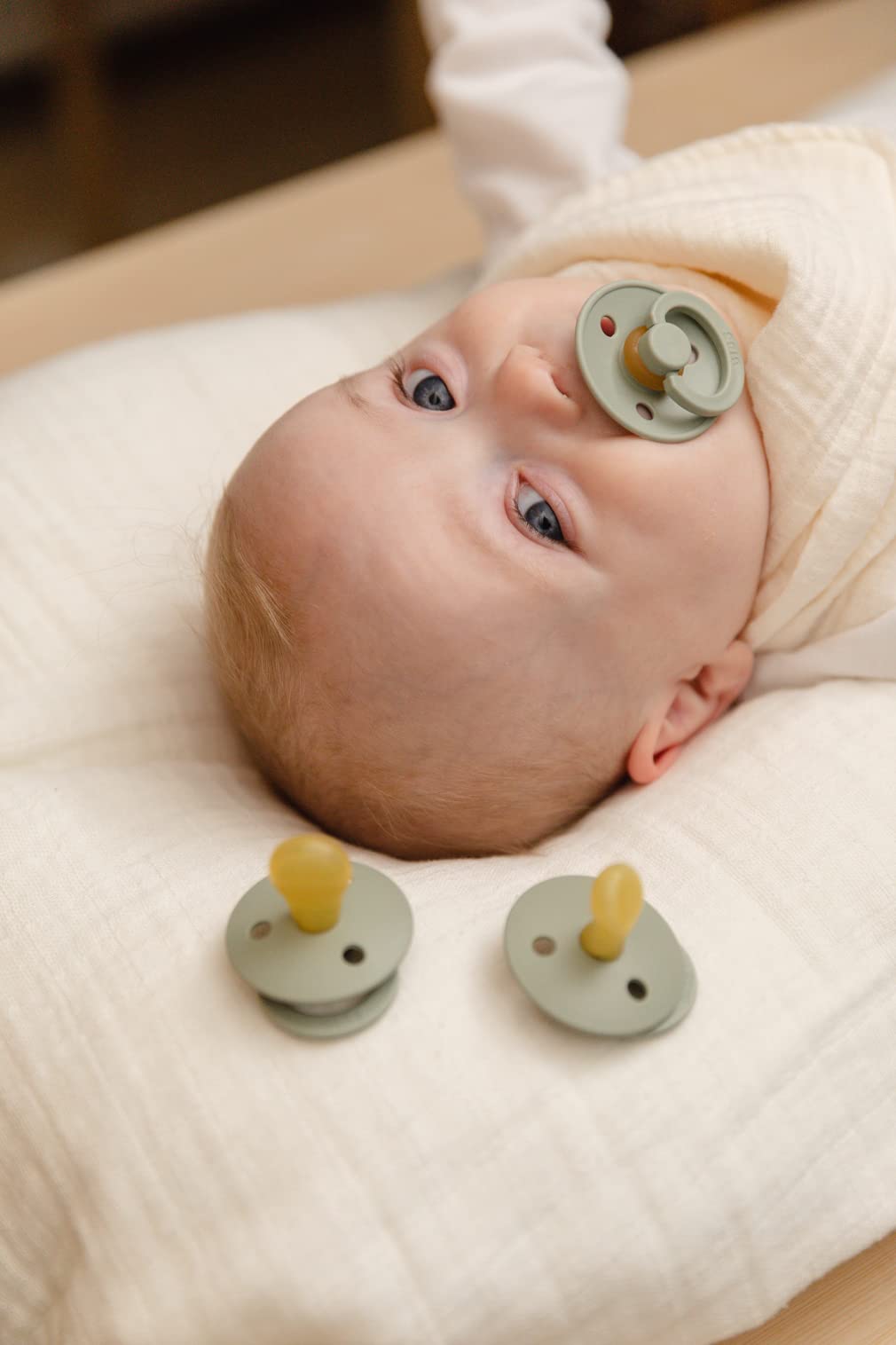 BIBS Colour Paquete de 2 chupetes. Libre de BPA, Tetina redonda. Látex natural, Talla 1 (0-6 meses) Mustard/Mocha