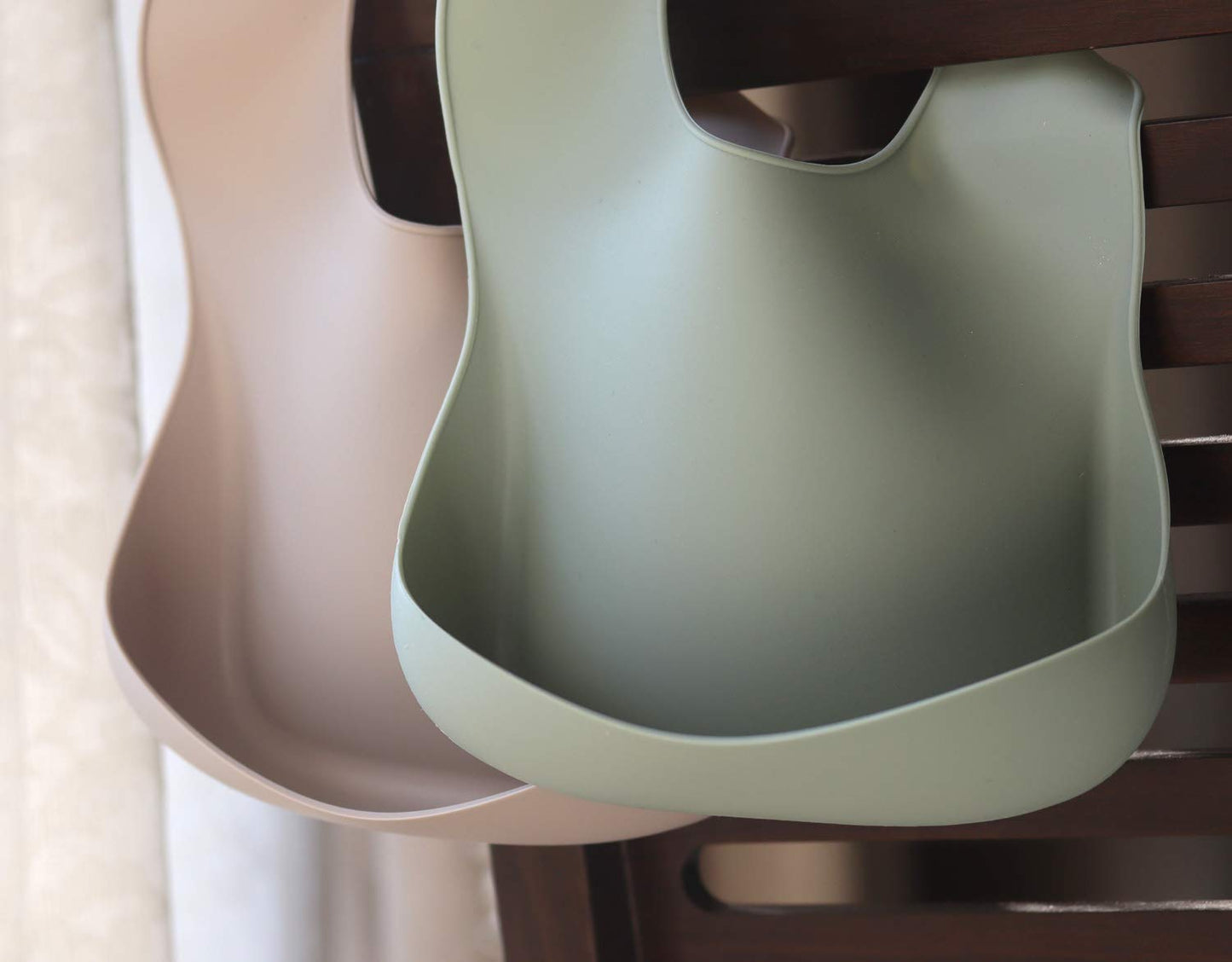 YMCF Products Paquete de 2 baberos de silicona impermeables para bebé, ligeros, cómodos y fáciles de limpiar (concha de mar/verde espuma de mar, pequeños)