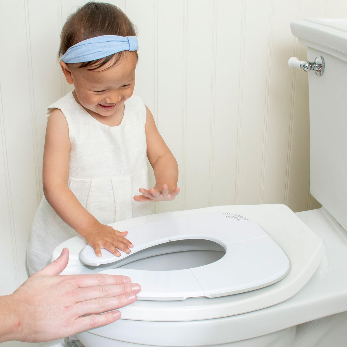 One Proud - Asiento de viaje para niños pequeños, ultra compacto, ultra antideslizante, asiento fabricado en Estados Unidos, bisagras de bloqueo sin pellizcos, fácil de limpiar, bolsa de transporte