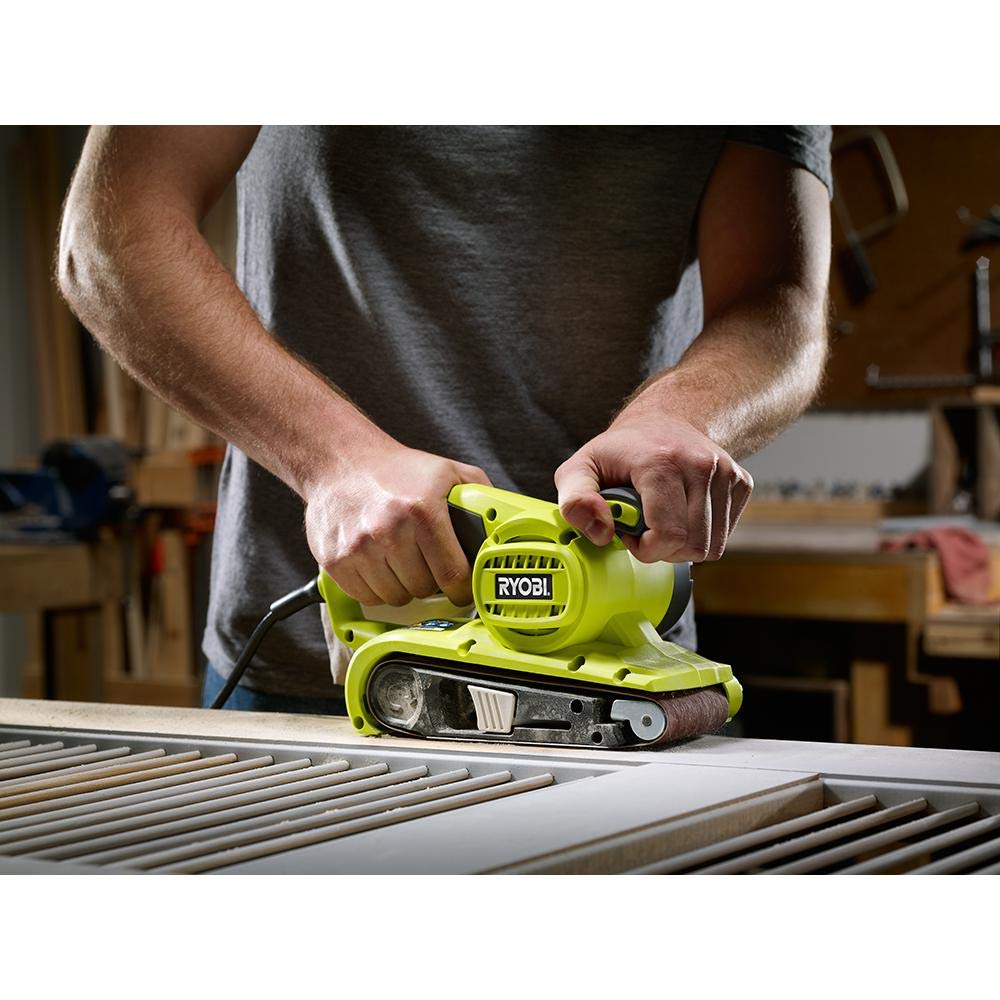 Ryobi Lijadora de banda portátil BE319 de 6 amperios y 320 pies / minuto (3 ”x 18”) con bolsa de polvo extraíble a bordo (cinturón de lija de grano medio incluido)