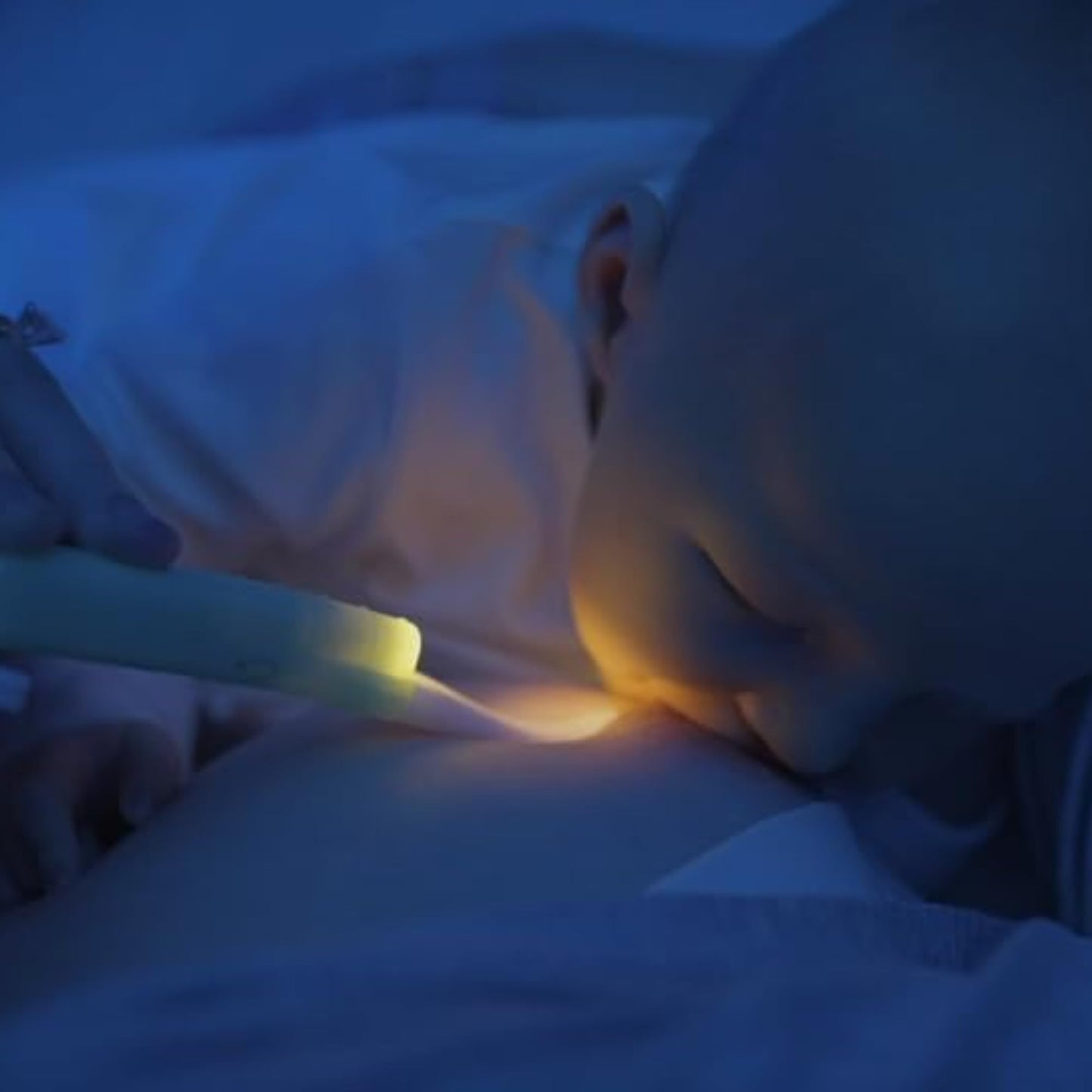 LatchLight - Luz nocturna para bebé portátil para lactancia materna y alimentación con biberón, brillo ámbar regulable, amigable con la melatonina, brilla en la oscuridad para una fácil ubicación