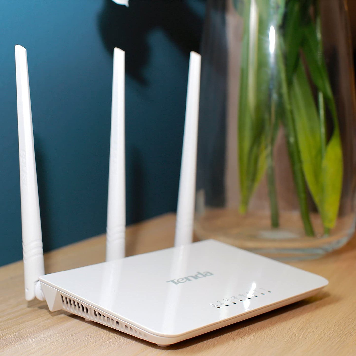 Tenda F3 N300 Router Inalámbrico WiFi, 3 Antenas de 5 dBi, 300 Mbps a 2.4 GHz, Chip Broadcom, Control Ancho de Banda, WPS, 1x Puerto WAN 10/100 Mbps 3 x Puertos LAN 10/100, Blanco