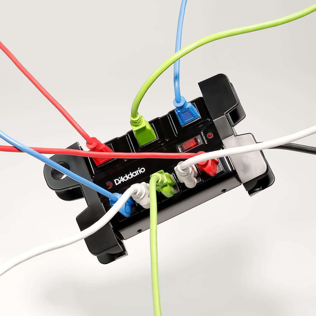 D'Addario Accessories - Base de alimentación de grado turístico - Protector de base - Tira de alimentación de escenario con cable de 6 pies - 5 estándar y 3 transformadores - Salida de amplificador de