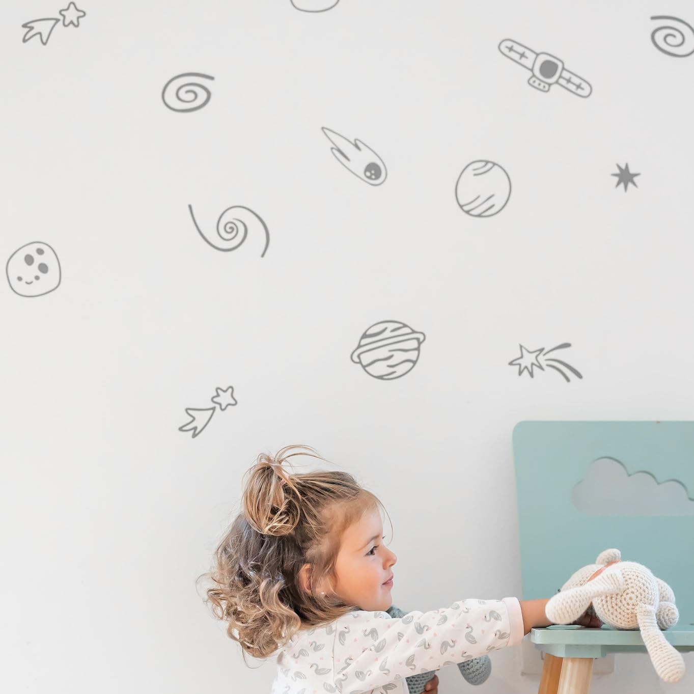 40 pegatinas de vinilo espacial gris para pared de Vieli Arte. Pegatinas adhesivas Galaxy para habitación infantil, decoración de dormitorio de bebé Diseño original de artista. Sol, Luna, Estrellas, Planetas, Astronauta (Gris)