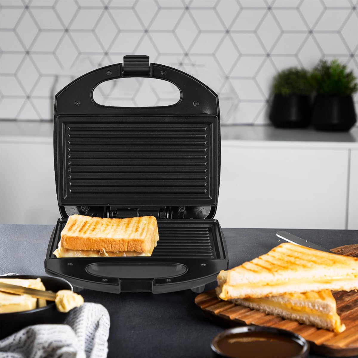 Sandwichera Eléctrica Antiadherente Negro con Patas Antiderrapantes y Asa Termoaisladora
