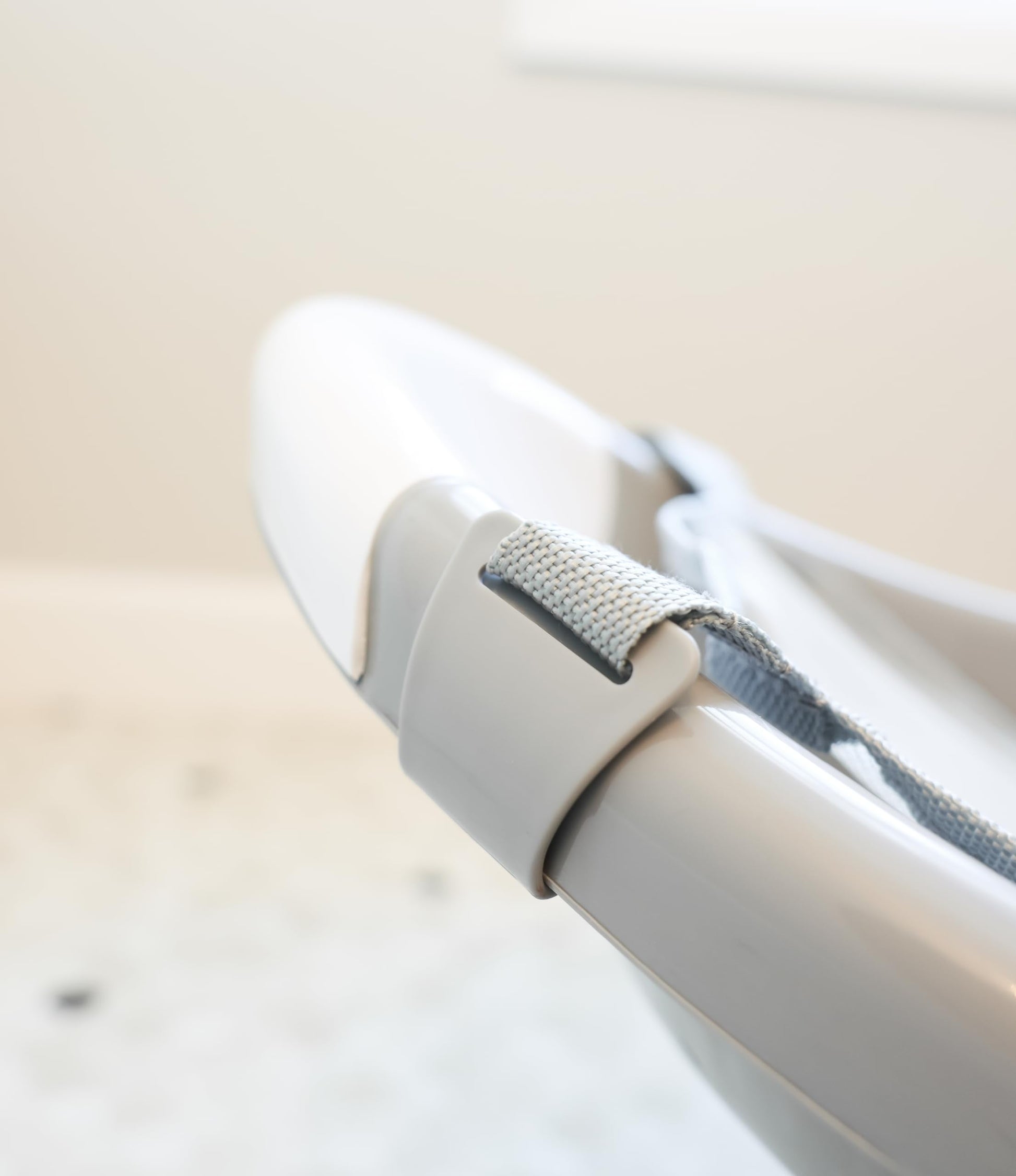 Regalo Baby Basics - tina para bebé, incluye correa de malla de aire, ajustable a medida que tu bebé crece, gancho de secado para una fácil limpieza