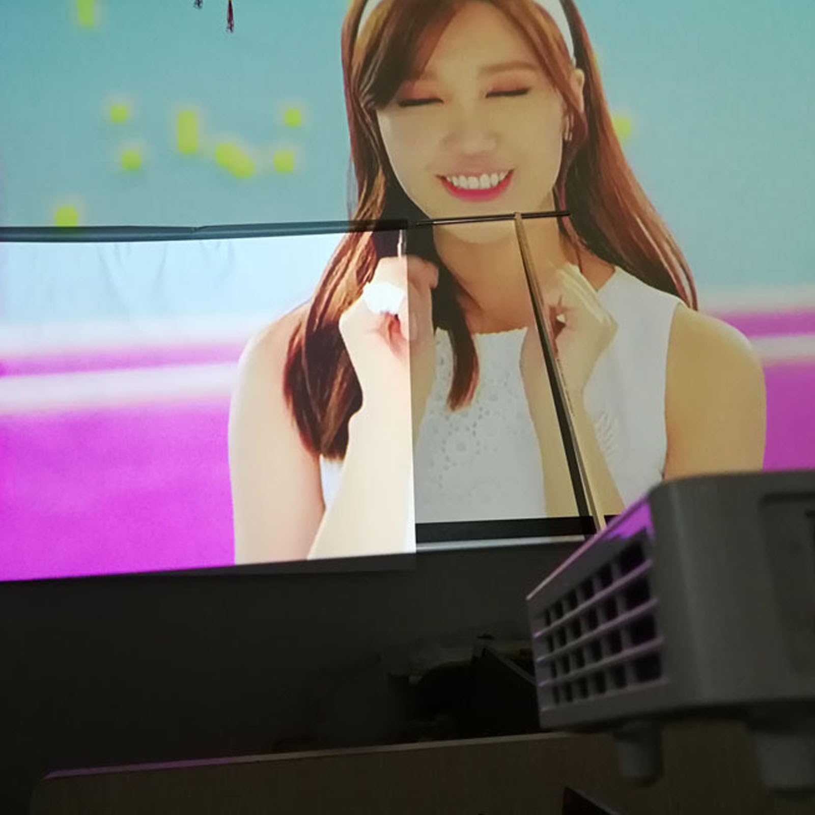 ANGGREK Pantalla de Proyección de 84 Pulgadas, Pantalla de Películas Antiluz de PVC Sintético 16:9 Pantalla de Proyección Portátil Plegable para Montaje en Pared con Ganchos