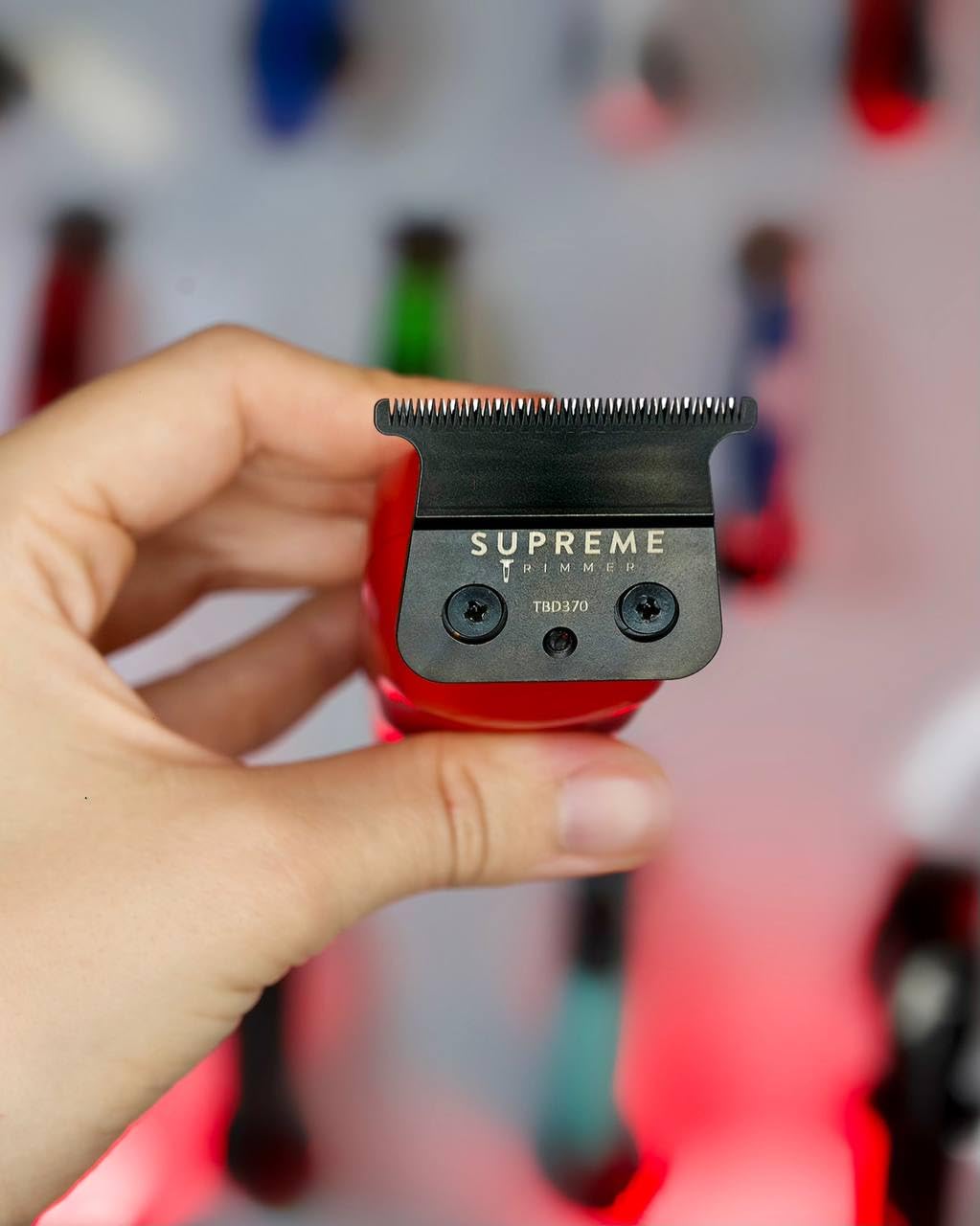 Cortadora Profesional Supreme Trimmer Vader Negra con Cuchilla en T para Barberos