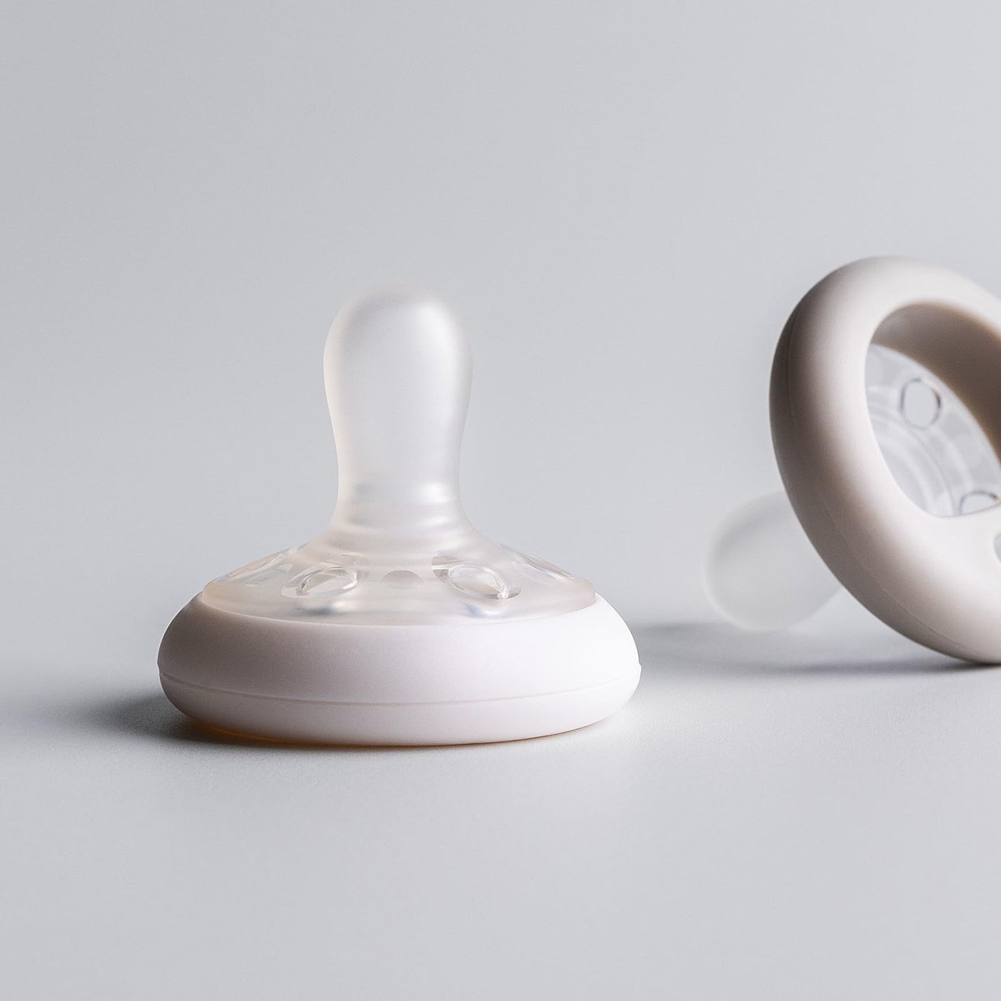 Chupón Tommee Tippee que simula el pecho materno, textura similar a la piel, diseño simétrico, tetina sin BPA, 6 a 18 meses, 4 unidades