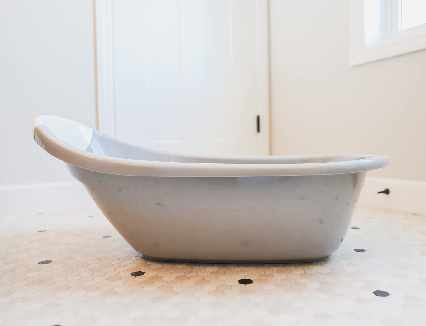 Regalo Baby Basics - tina para bebé, incluye correa de malla de aire, ajustable a medida que tu bebé crece, gancho de secado para una fácil limpieza