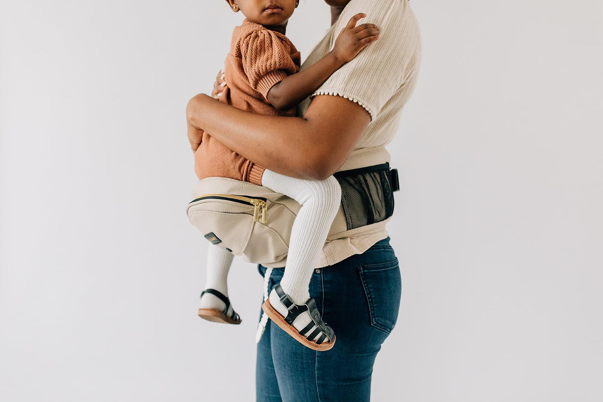Tushbaby™ Cangurera Ergonómica para Bebé con Soporte de Cadera, 0-36 Meses, Hasta 20.5 kg, Piel Vegana (Crema)