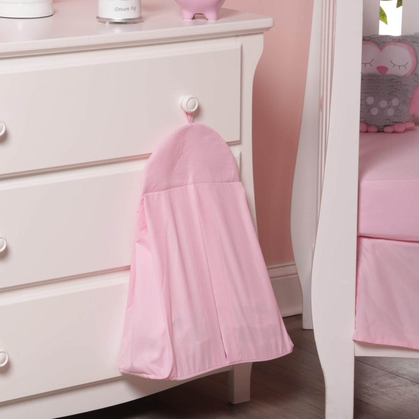EVERYDAY KIDS Juego de ropa de cama para cuna de 4 piezas para niñas, incluye edredón de cama de bebé, sábana bajera, volantes y apilador de pañales, juego de cama para guardería, juego de cama para cuna de bebé en color rosa