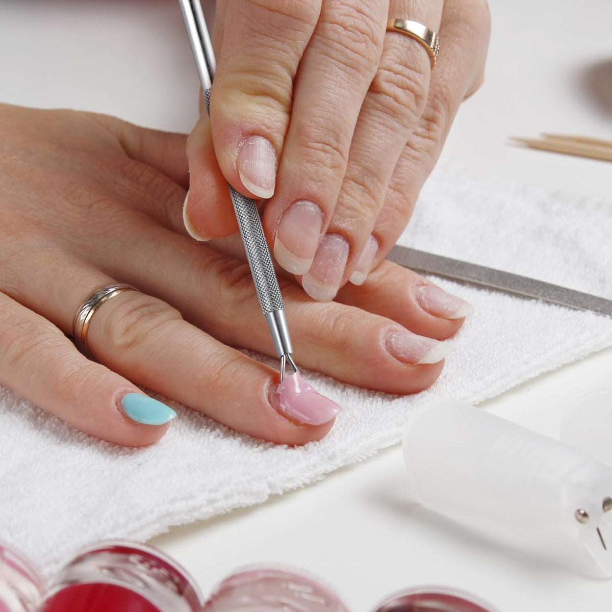 Uonlytech Juego de 4 Herramientas Triangulares para Limpiar Cutículas Y Uñas, con Cuchara Empujadora Triangular, Limpiador de Uñas, Alicate para Cutículas Y Gel Limpiador.