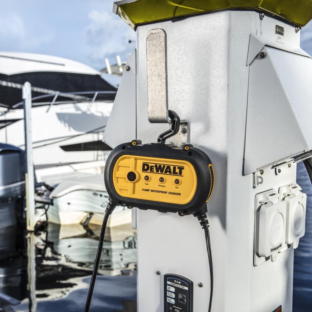DEWALT DXAEWPC4 - Cargador de batería totalmente automático de 4 amperios y 12 V impermeable con abrazaderas de cable