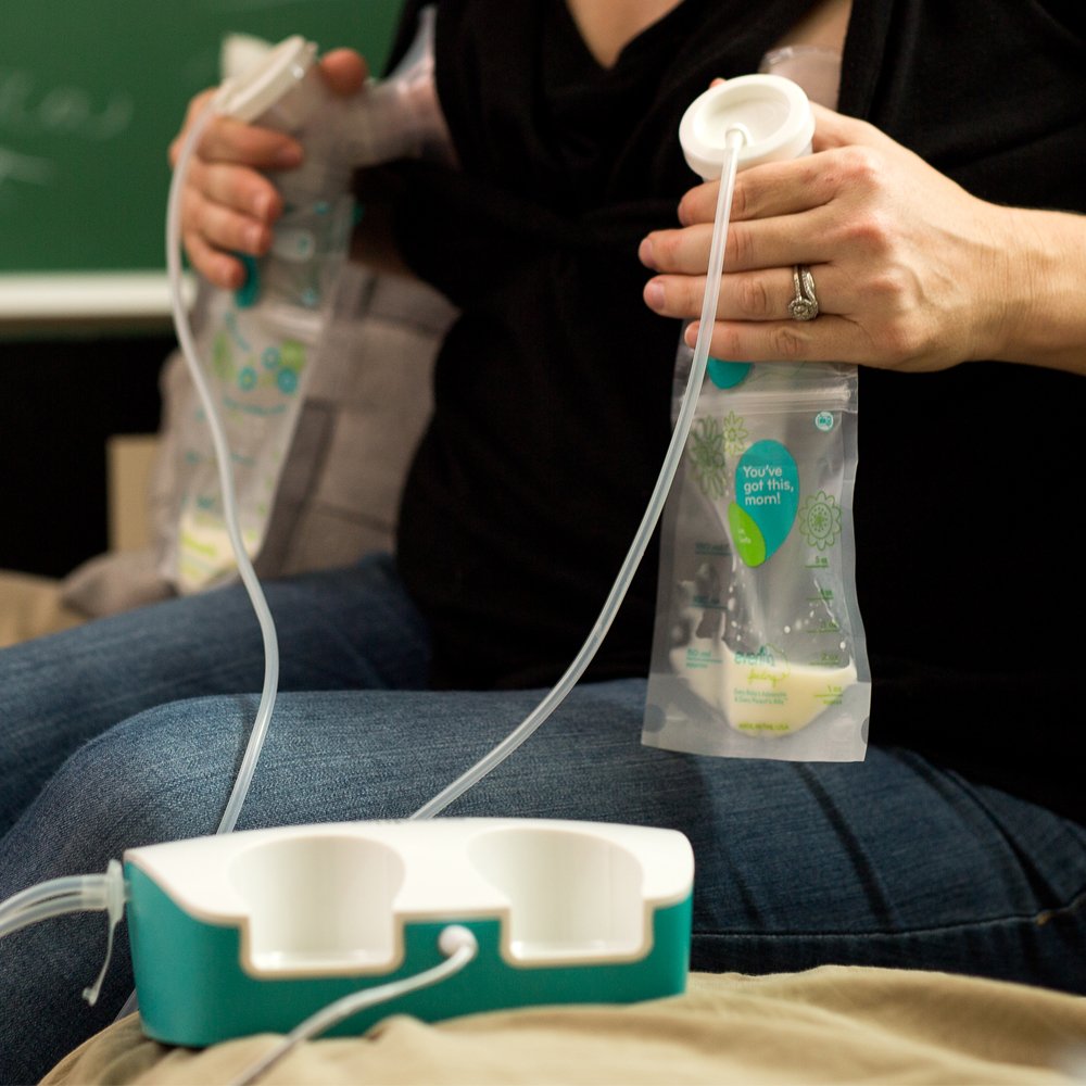 Bolsa de Accesorios de Bombeo Evenflo Feeding Negra con Botellas y Adaptadores para Lactancia Materna