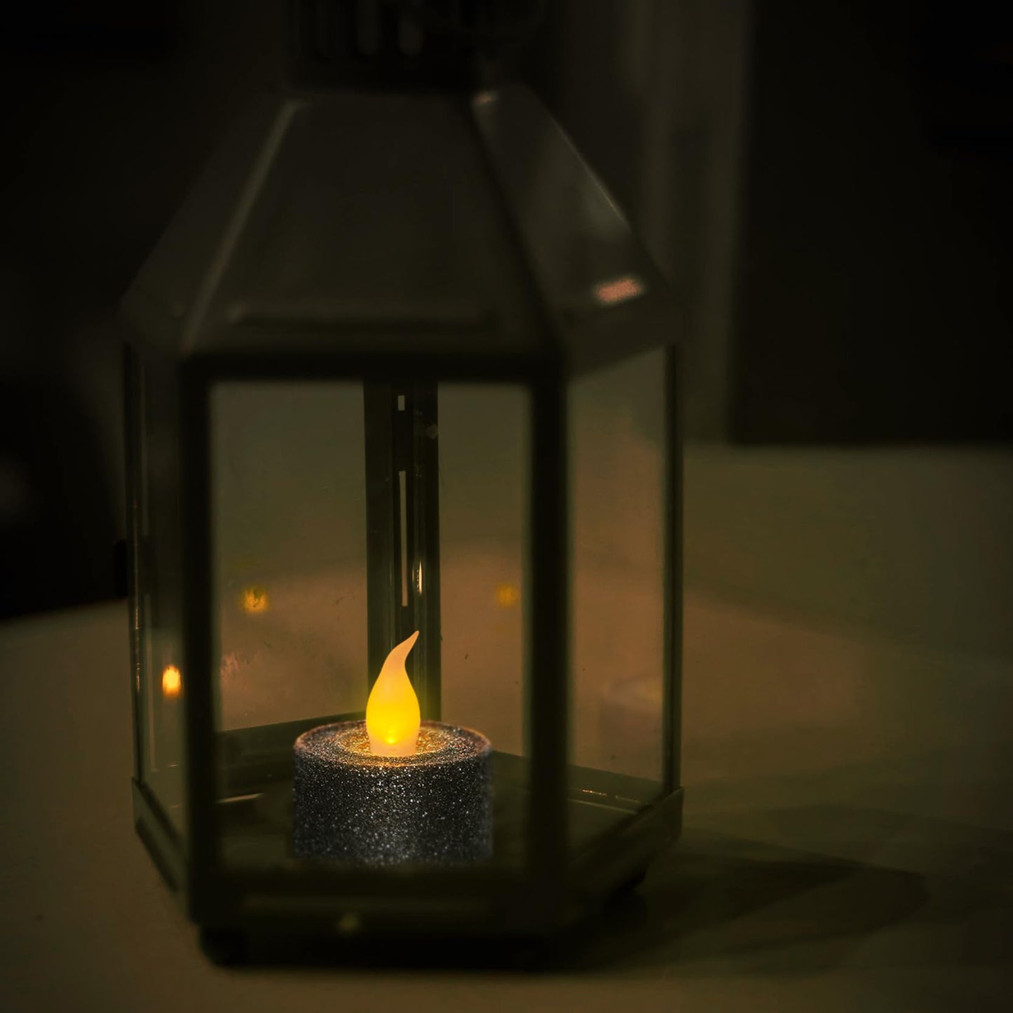 FURORA LIGHTING - Velas LED con purpurina negra, paquete de 12, velas parpadeantes sin llama para decoración del hogar, 1.5 pulgadas de ancho x 1.65 pulgadas de alto, funciona con pilas