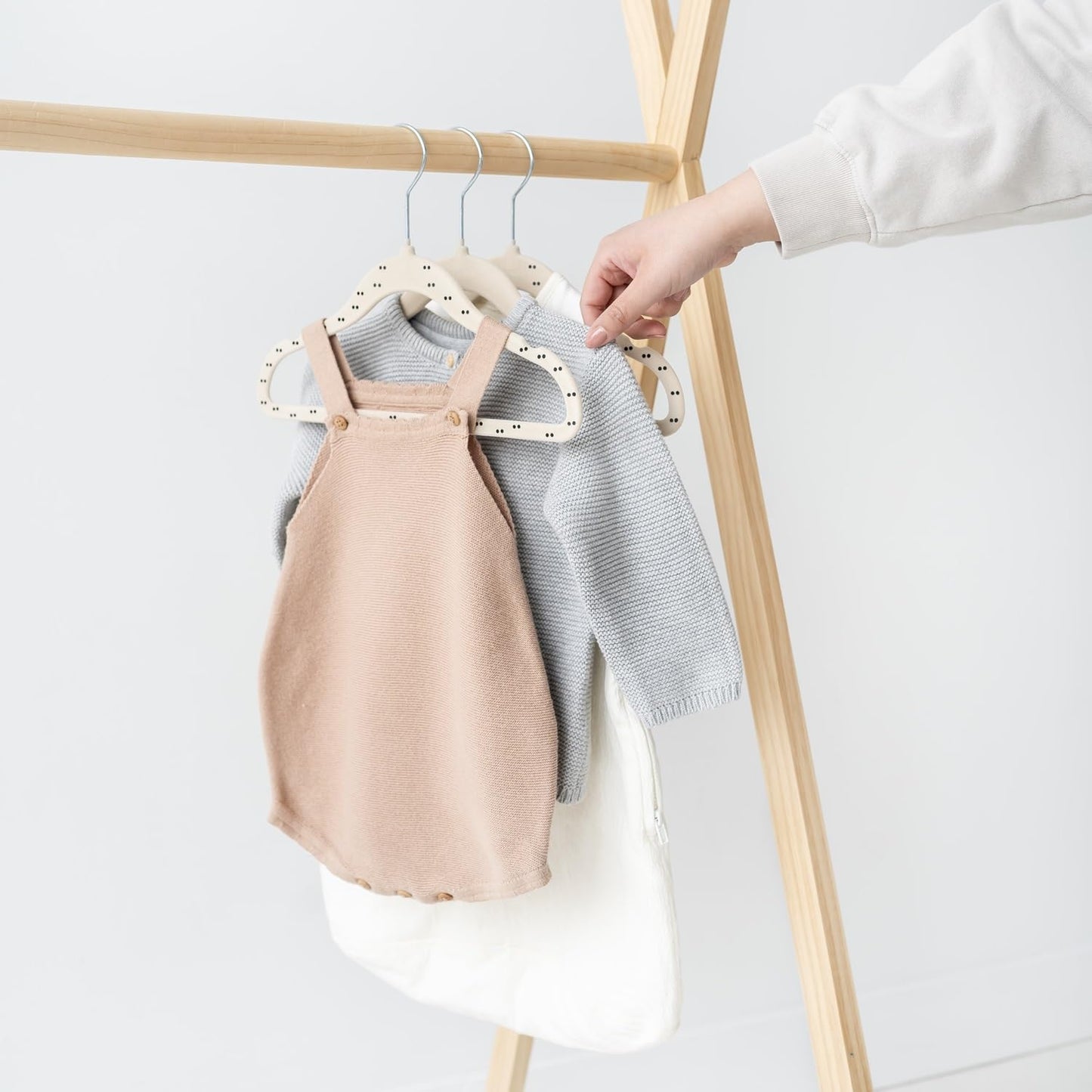 Perchas de terciopelo para bebé, 3 brotes – percha de ropa antideslizante para bebé, ropa de bebé, perchas de clóset para niños con diseño delgado, colores nórdicos, paquete de 30 unidades, doble