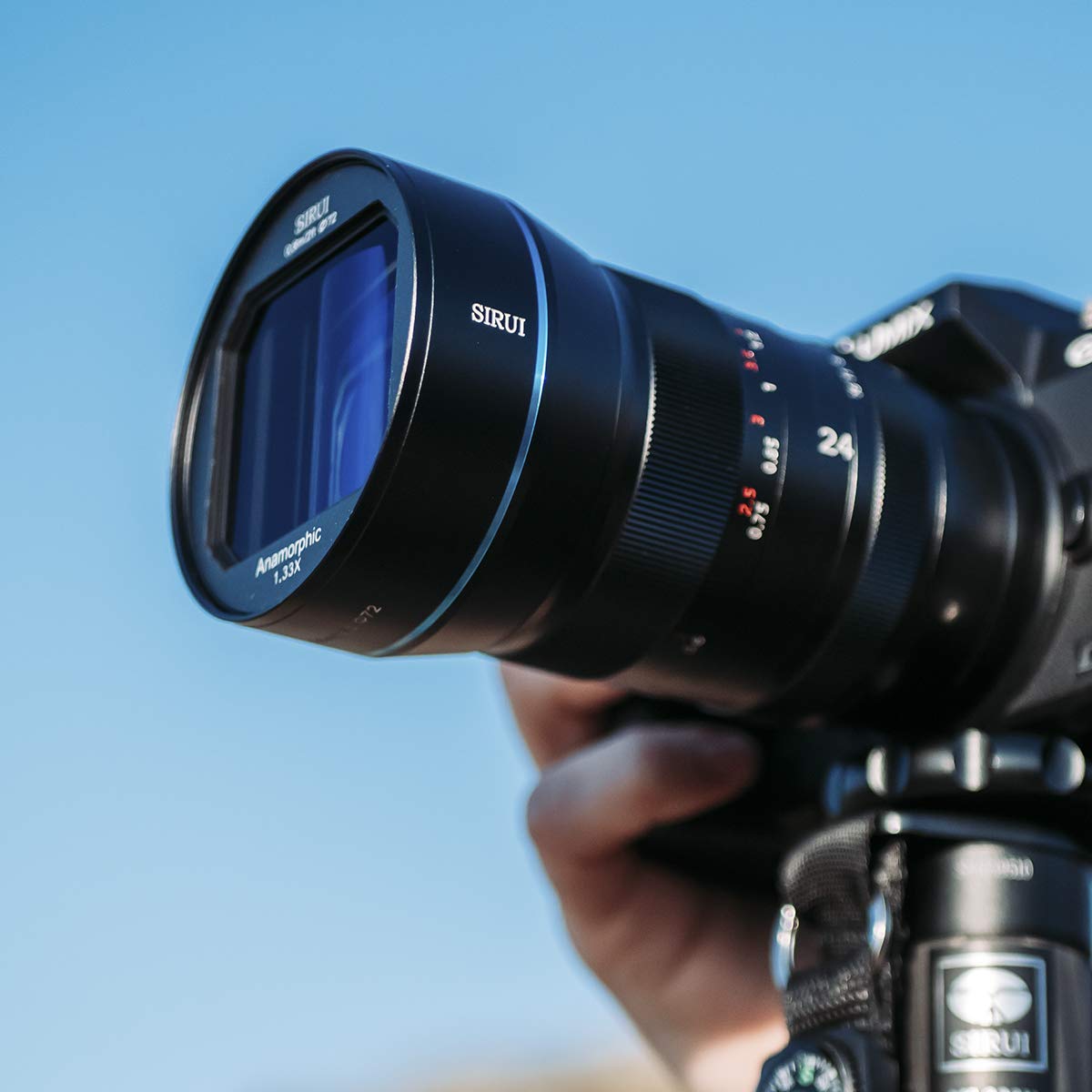 SIRUI Lente Anamórfica de 24 mm F2.8 1.33X APS-C Lente de cámara para Montaje MTT, Azul Flare