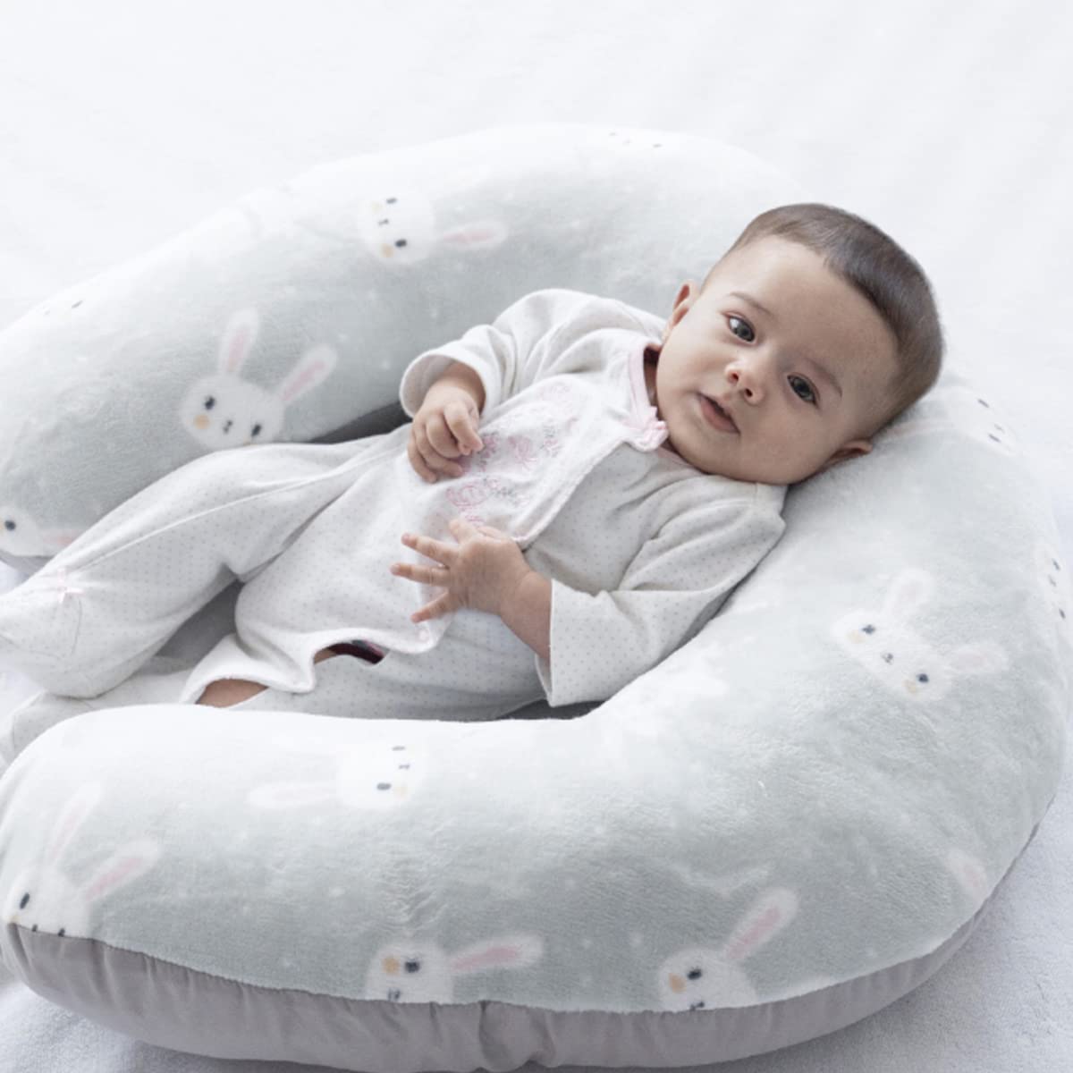 CHIQUI MUNDO Almohada de Lactancia Multiusos para Bebé Posicionador para Embarazo Funda Doble Vista Removible 100% Microfibra (Incluye Sujetador).