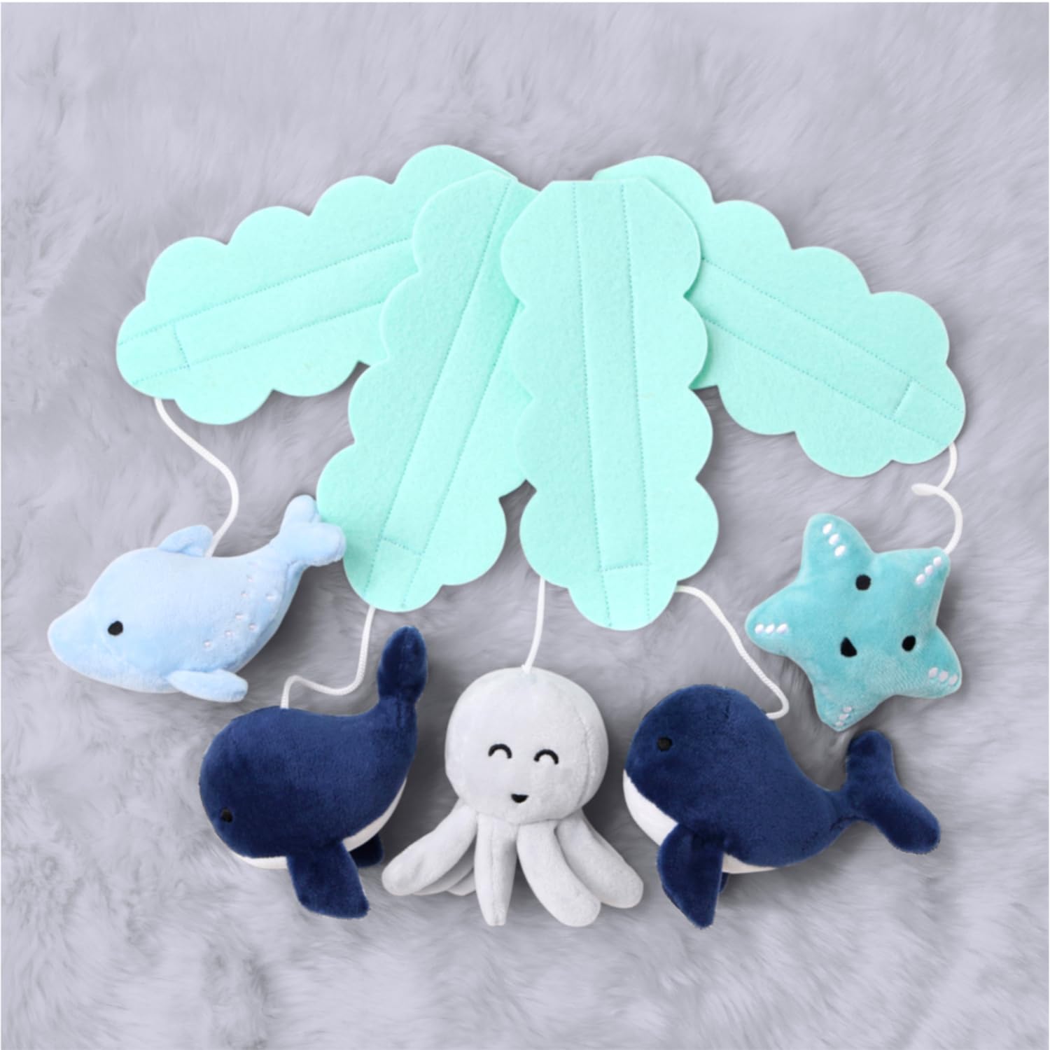 Móvil para Cuna The Peanutshell Azul Claro y Oscuro con 12 Canciones de Cuna decoración Náutica para Bebés Oceánicos
