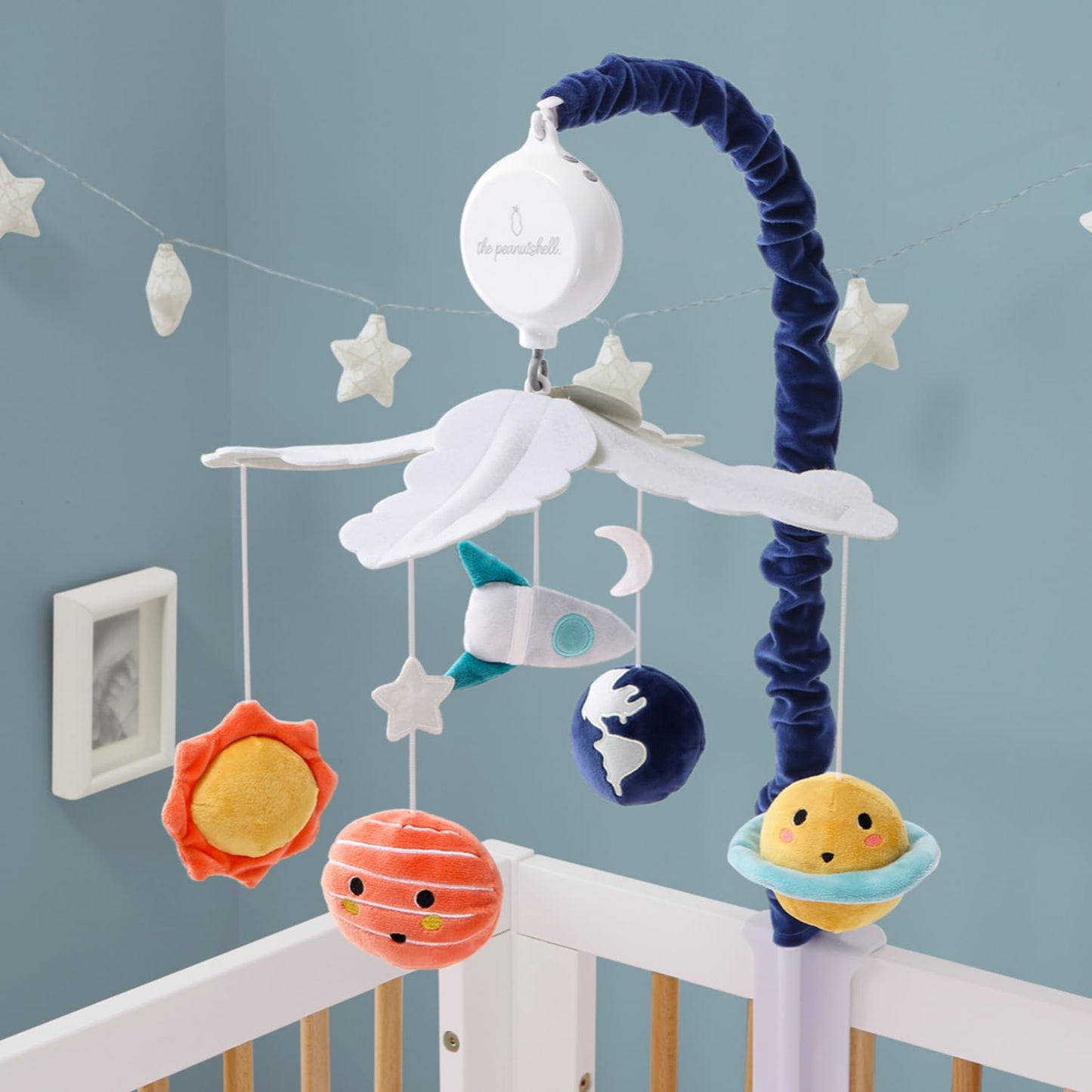 Móvil de Cuna The Peanutshell para Niños o Niñas - Móvil Musical para Cuna de Bebé Blanco y Azul Oscuro con 12 Nanas, Decoración de Habitación de Bebé Espectacular del Espacio con Planetas