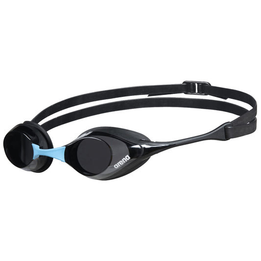 ARENA - anteojos de natación unisex para adultos Cobra Swipe Racing para hombres y mujeres, lentes de policarbonato sin espejo, diseño hidrodinámico, humo oscuro/negro/azul