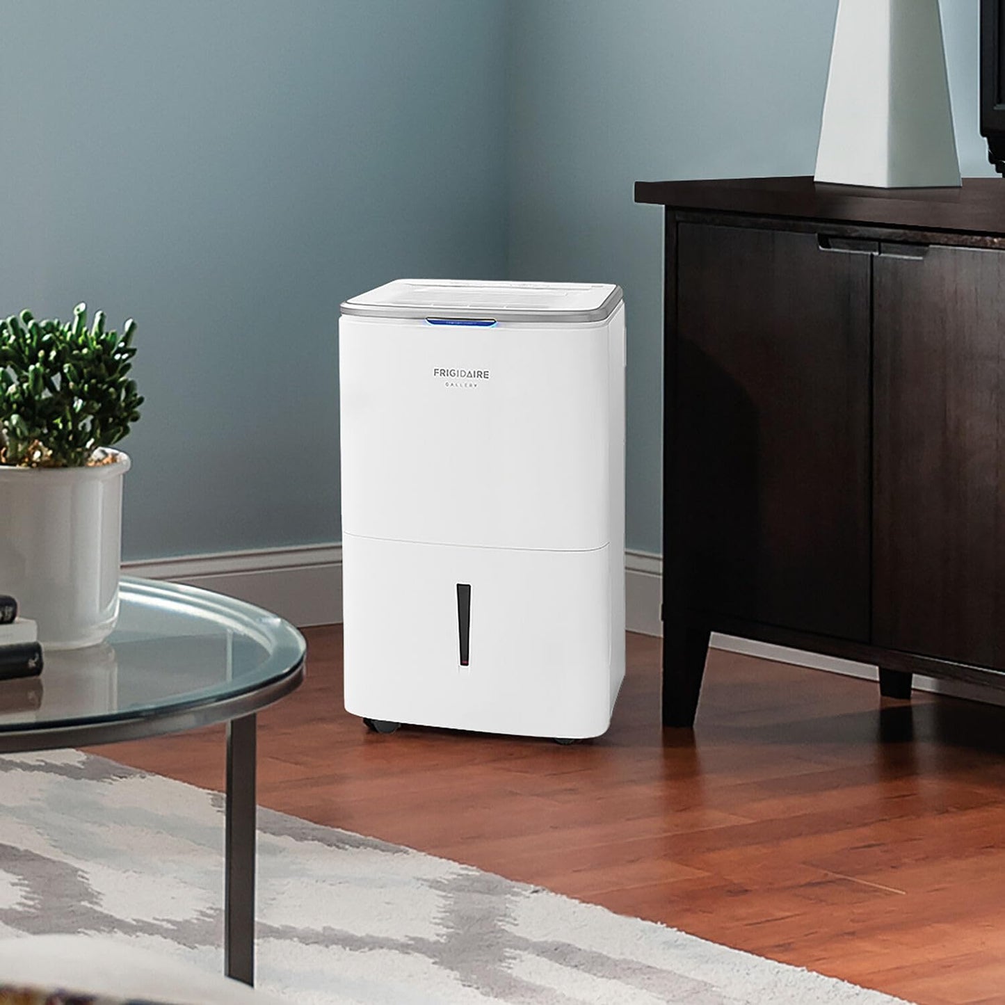 Frigidaire Deshumidificador conectado Wi-Fi de 50 pintas, cobertura de 4.500 pies cuadrados, ideal para habitaciones grandes y sótanos, capacidad de cubeta de 1.7 galones, opción de drenaje continuo