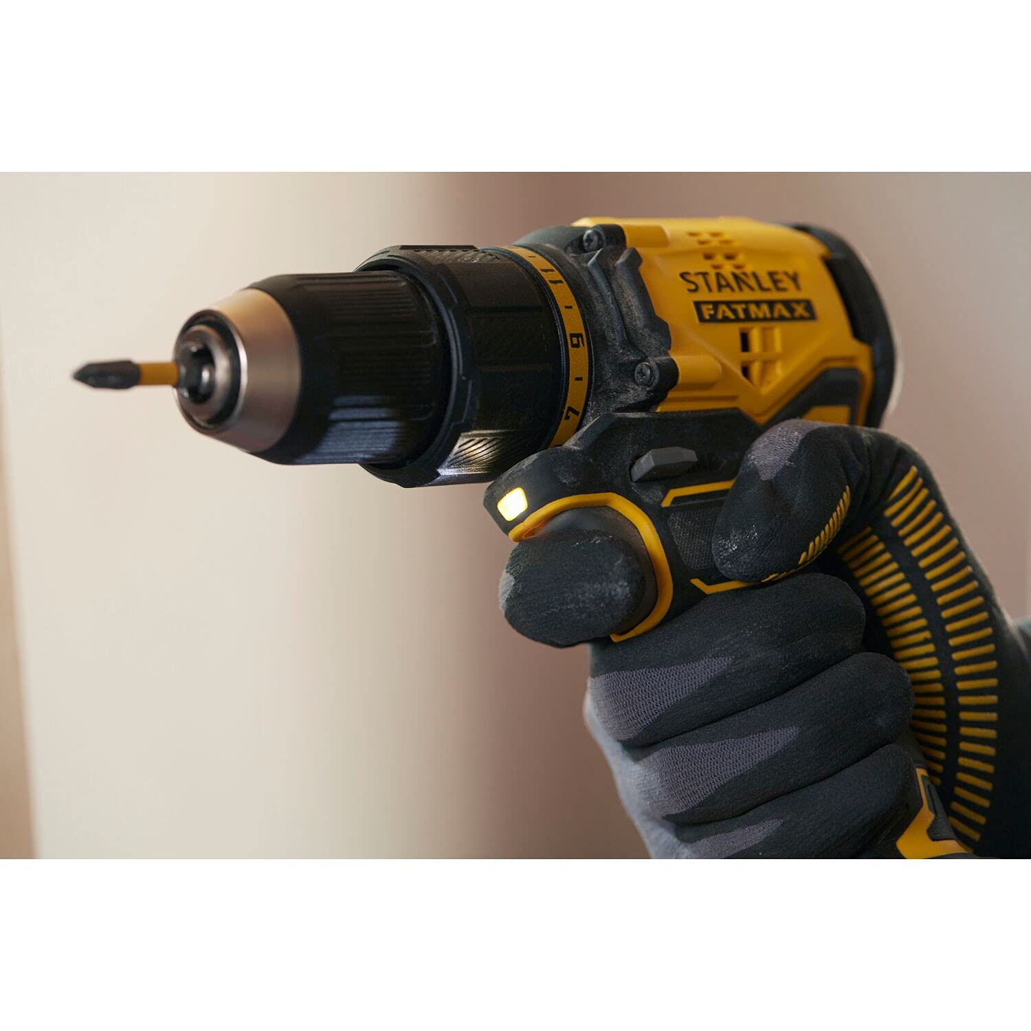 STANLEY Taladro Atornillador Inalámbrico 1/2" (13mm), 20V, Incluye 2 Baterías, Cargador y Caja para Herramientas, SBD710C2K