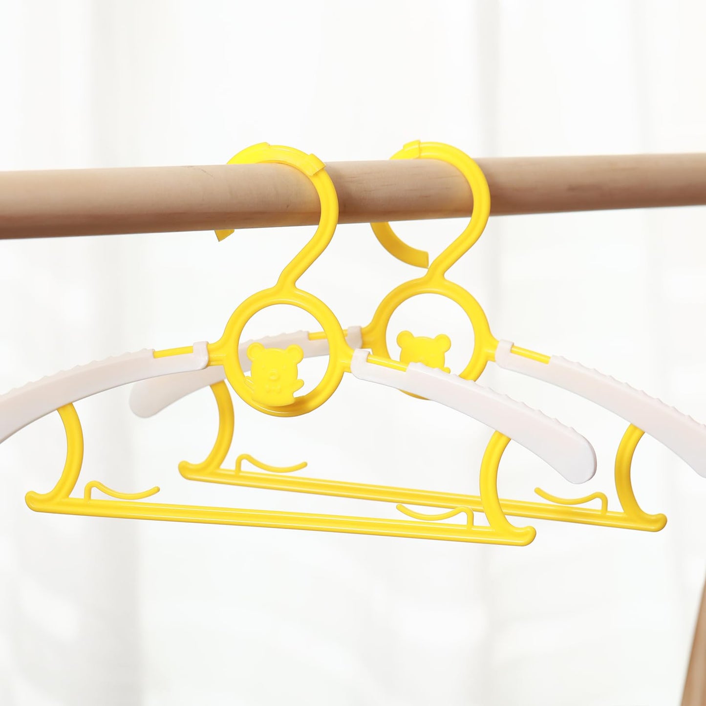 Perchas para bebé para guardería, clóset, paquete de 60 perchas de plástico para niños, ahorro de espacio, antideslizantes, extensibles, de 11 a 14 pulgadas, perchas ajustables para ropa resistente a