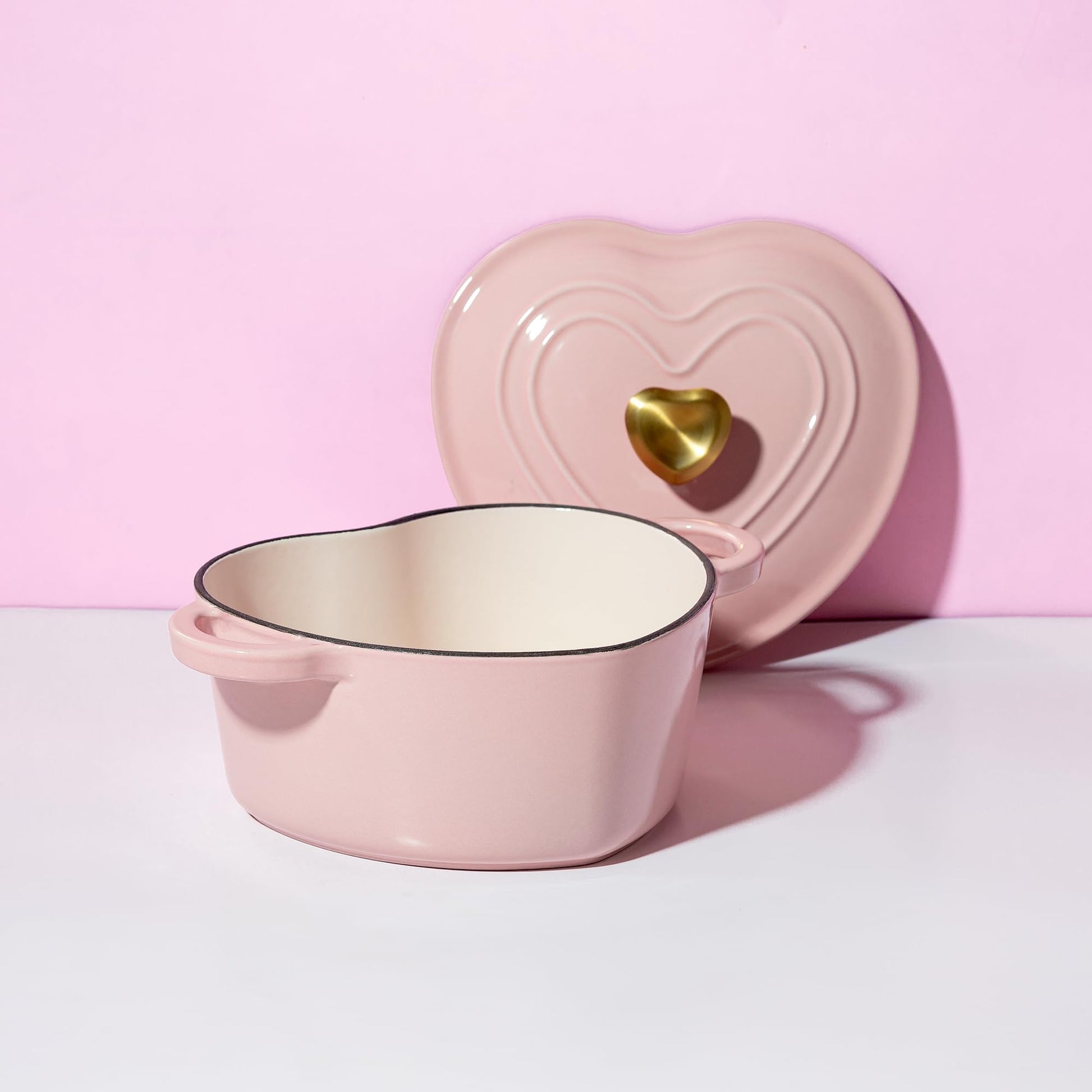 Paris Hilton - Olla en forma de corazón para horno holandés esmaltado con tapa, asas dobles, funciona en todas las estufas, apta para horno a 500 °F, 2 cuartos de galón, rosa