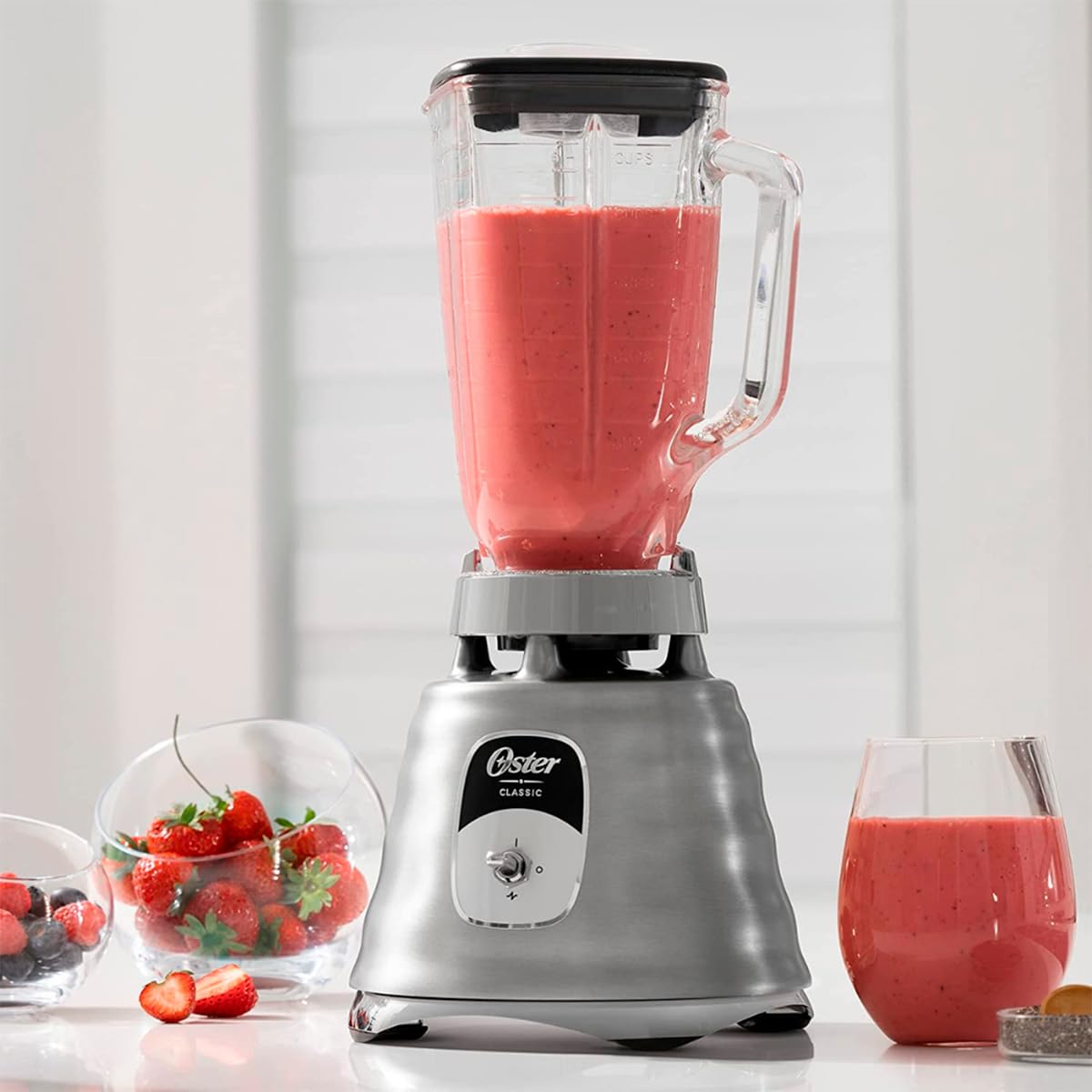 Licuadora Clásica Oster Plateada con Vaso de Vidrio 1.25 L y Cuchilla Trituradora de Hielo