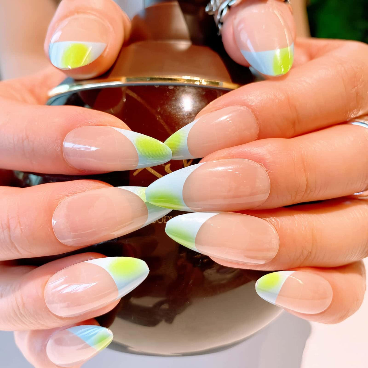 CLYHLTMZ 24 uñas postizas francesas cortas con forma de almendra, uñas acrílicas estilo nude, brillantes y adhesivas, para mujer, kit de 12 tamaños.