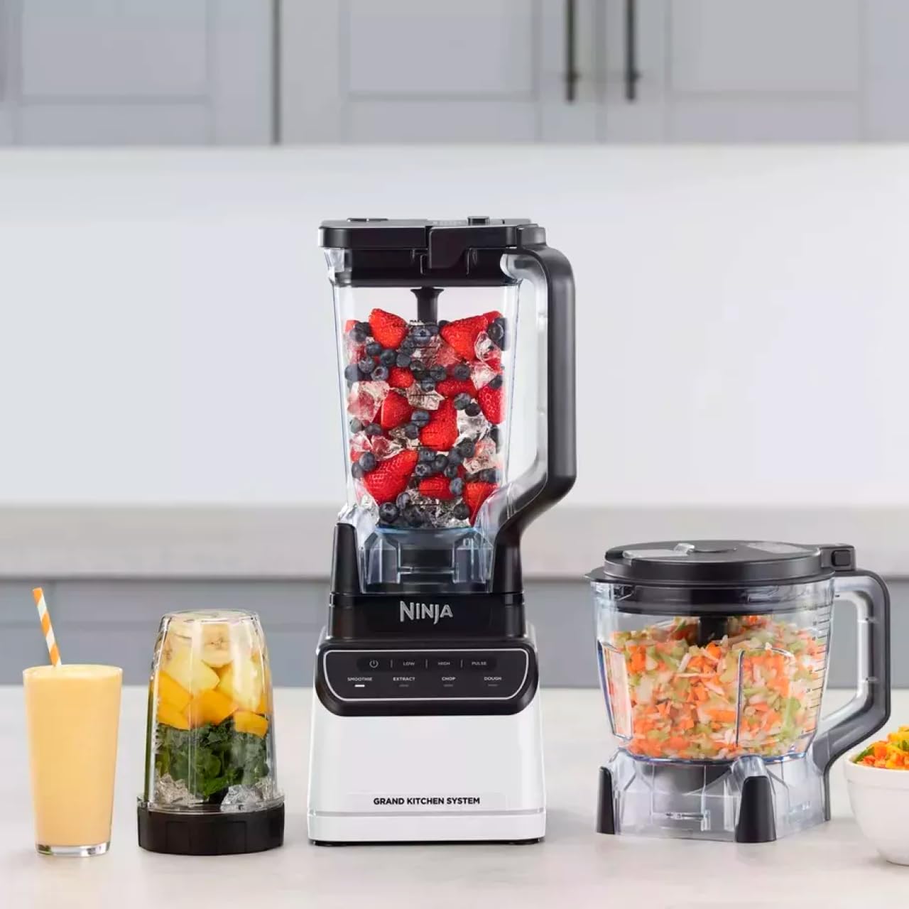 Licuadora Ninja Grand Kitchen System de 1,200 Watts, Licuadora con 4 programas Auto-iQ 72onz con Boquilla de Vertido, Tazón Procesador de Alimentos, Cuchillas Intercambiables. Blanco KS500WM-NEGRO