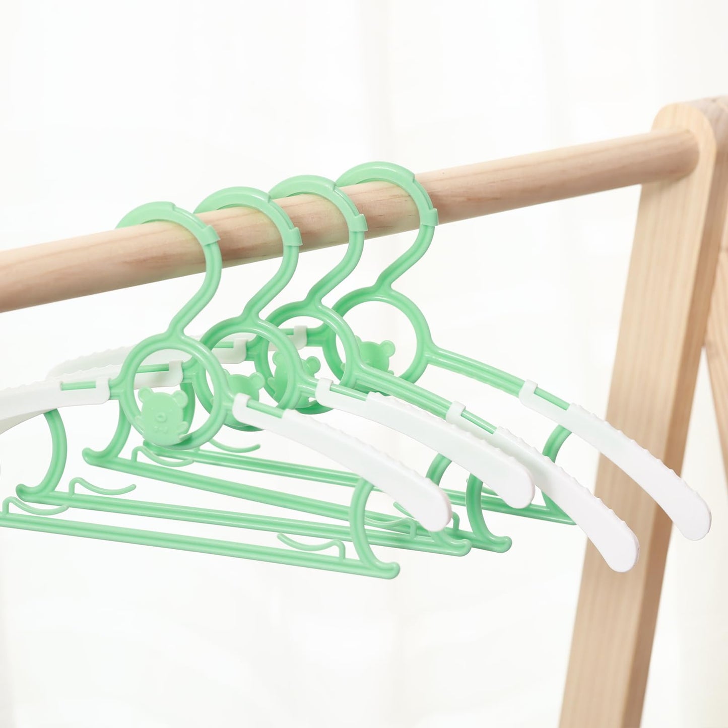 Perchas para bebé para guardería, clóset, paquete de 60 perchas de plástico para niños, ahorro de espacio, antideslizantes, extensibles, de 11 a 14 pulgadas, perchas ajustables para ropa resistente a