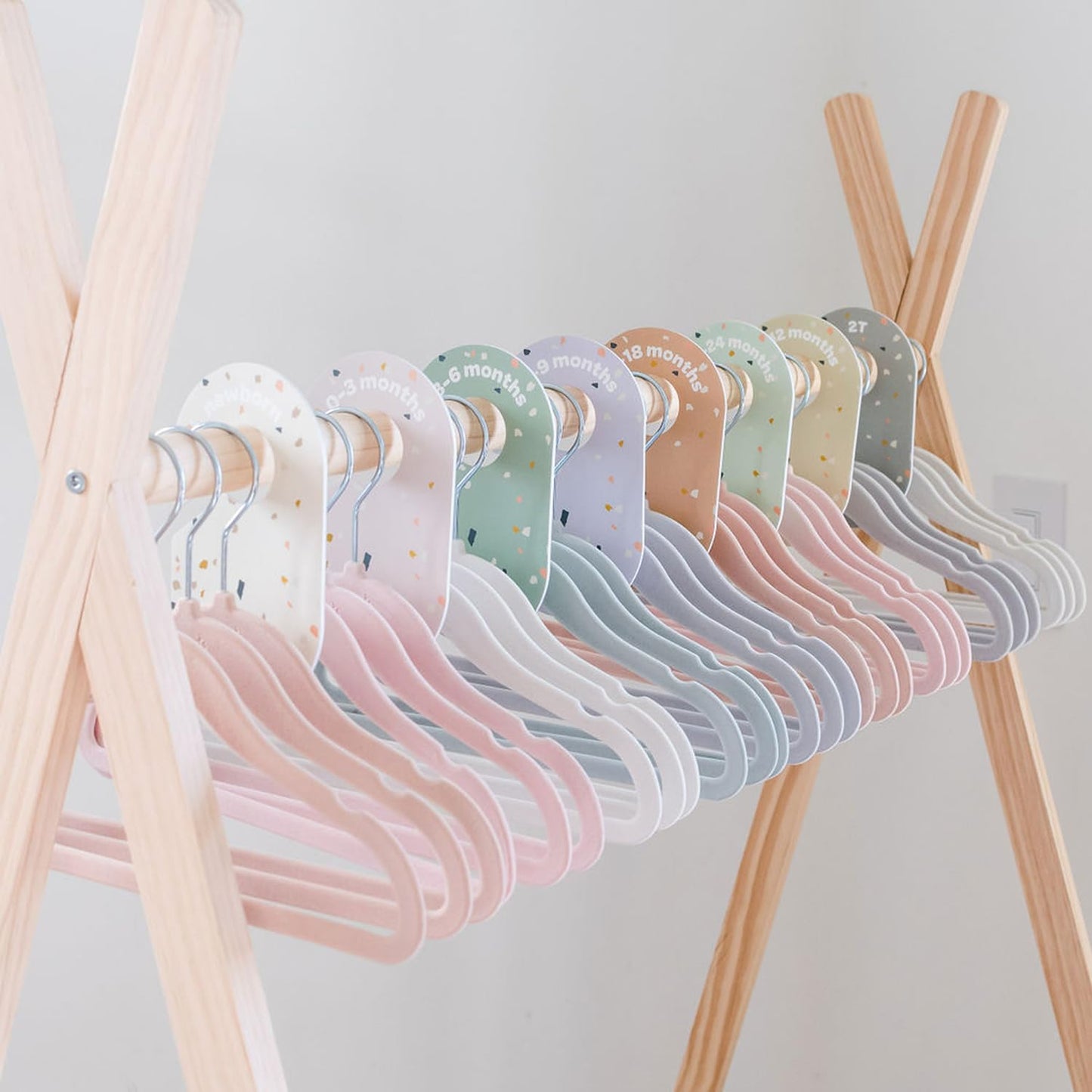 3 Sprouts 30 Perchas de Terciopelo para Bebé y Niños Pequeños - Antideslizantes, Perchas Delgadas para Ropa de Bebé, Color Avellana