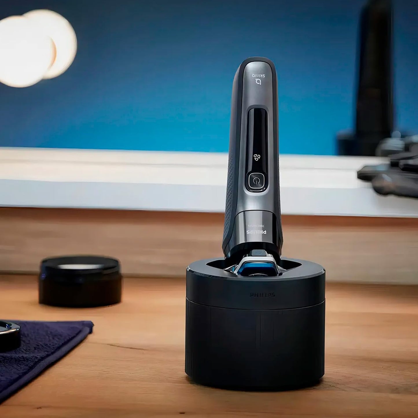 Philips Afeitadora eléctrica Serie 6900 para uso en seco y húmedo, Incluye sistema de limpieza Quick Clean Pod y estuche de viaje práctico, cuchillas Steel Precision, Tecnologia SkinIQ, Cabezales flxibles 360° Mod. S6900/89