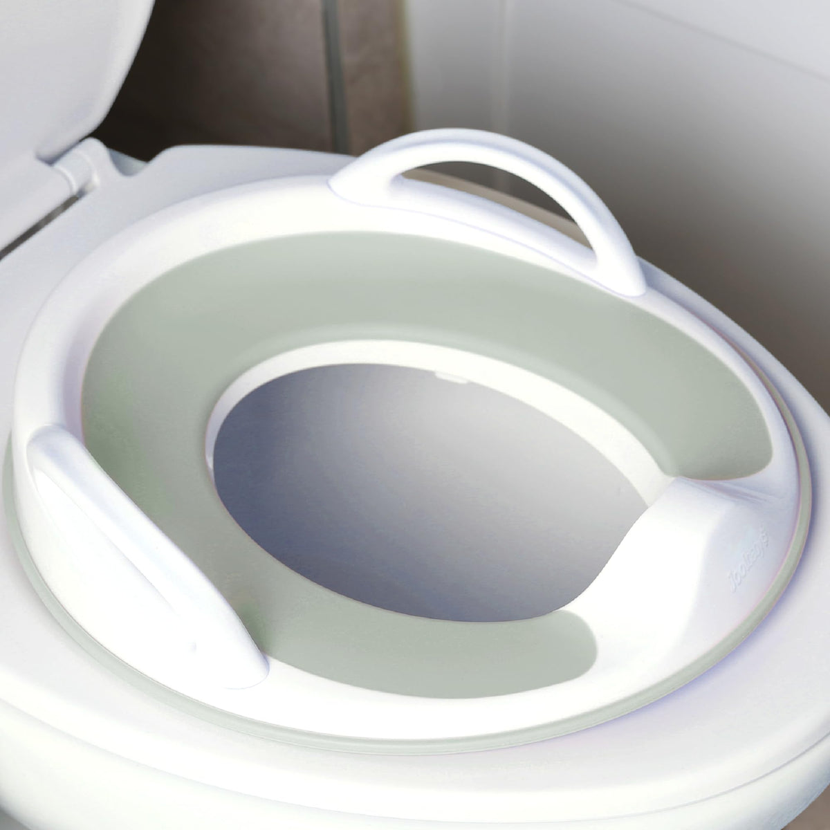 Jool Baby Asiento de entrenamiento para inodoro para niños y niñas con asas, se adapta a inodoros redondos y ovalados, antideslizante con protector contra salpicaduras, incluye gancho de