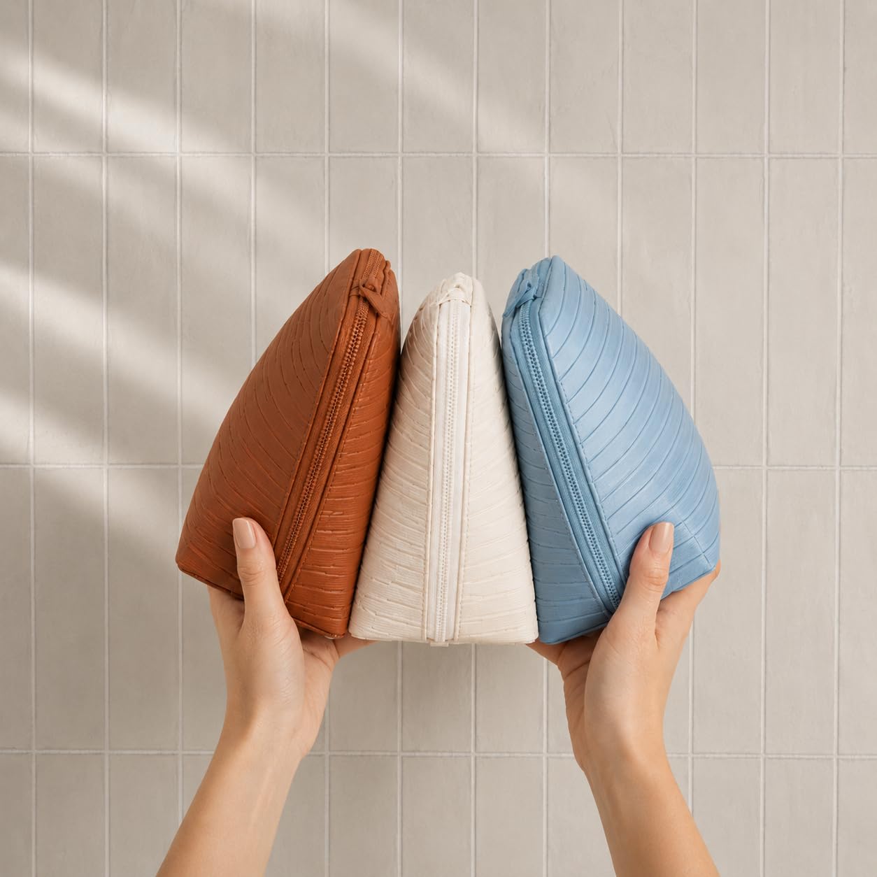 APT 1101 - Bolsa de maquillaje plegable de pie grande para viajes, diseño vertical plegable, bolsa organizada para cosméticos y cuidado de la piel para viajes de 2 a 4 semanas (chocolate)