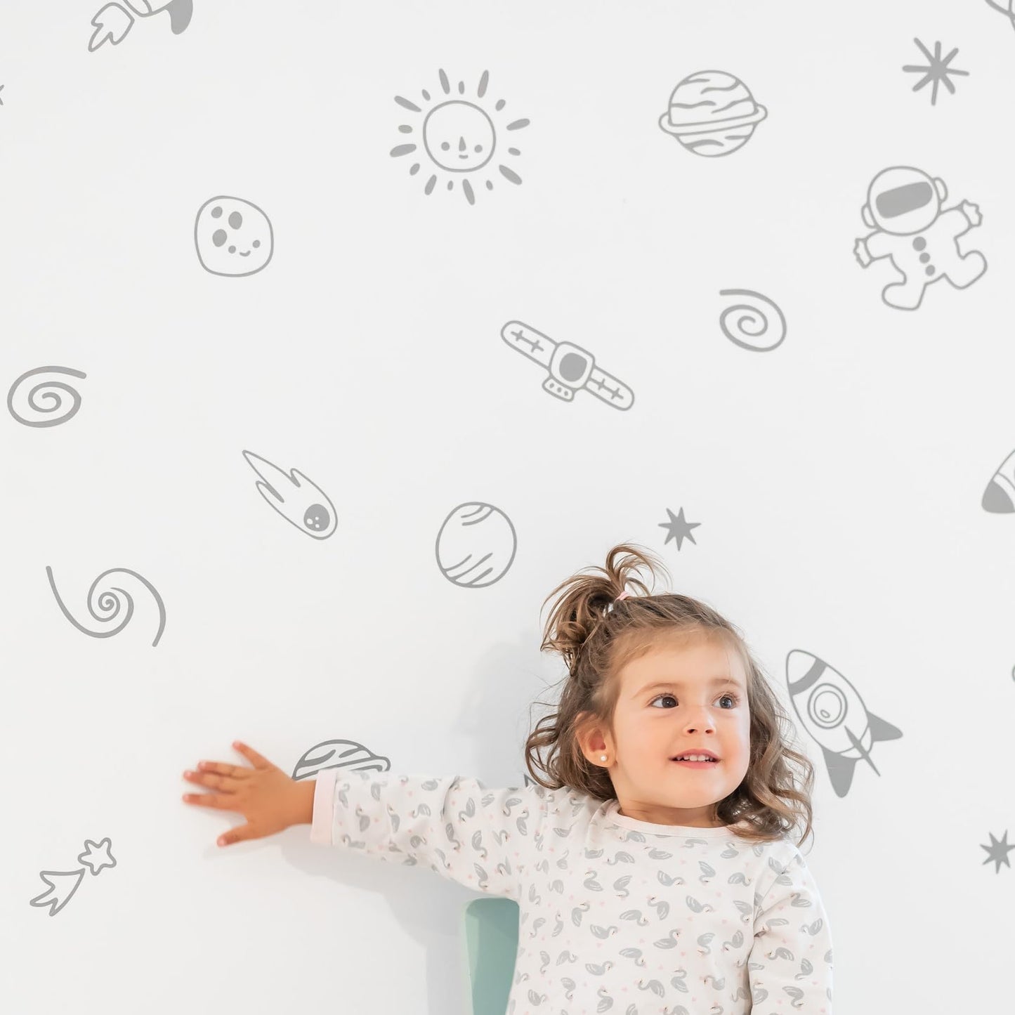 40 pegatinas de vinilo espacial gris para pared de Vieli Arte. Pegatinas adhesivas Galaxy para habitación infantil, decoración de dormitorio de bebé Diseño original de artista. Sol, Luna, Estrellas, Planetas, Astronauta (Gris)