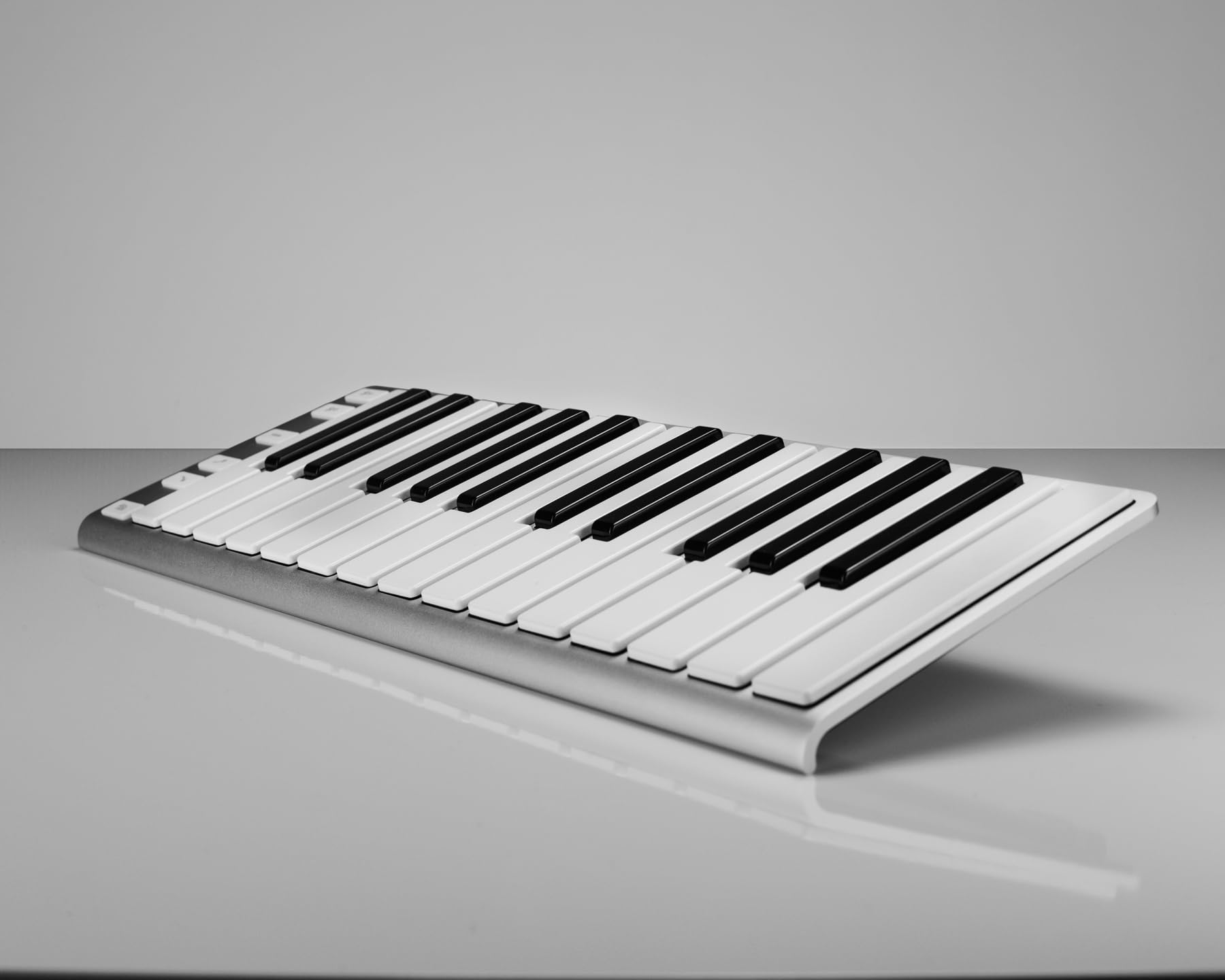 Xkey - driver de teclado MIDI USB 25 - Marco de aluminio ultrafino estilo Apple, 25 teclas sensibles a la velocidad de tamaño completo, postáctil polifónico, Plug & Play en iPad, iPhone, Mac y PC