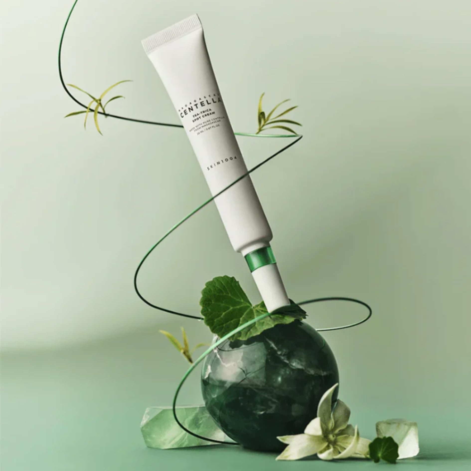 Madagascar Centella Tea-Trica Spot Cream 20ml | Crema facial para manchas con TECA, AHA, BHA, LHA, Calamina y Niacinamida | Antiacné, Exfoliante, Unifica el Tono, Ilumina, Absorbe el exceso de sebo, Para todo tipo de piel