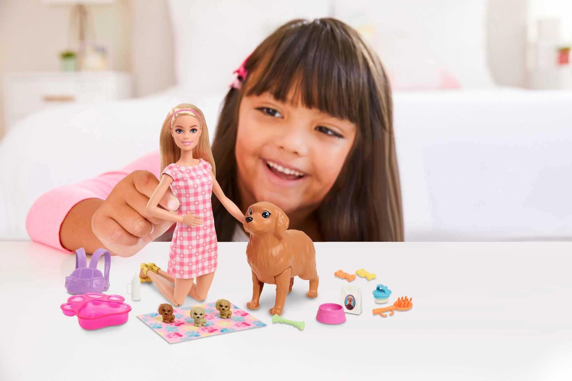 Barbie Sisters & Pets, Cachorros Recién Nacidos, Muñeca y Set de Juego con 1 perrita y 3 cachorritos, para niñas de 3 años en adelante