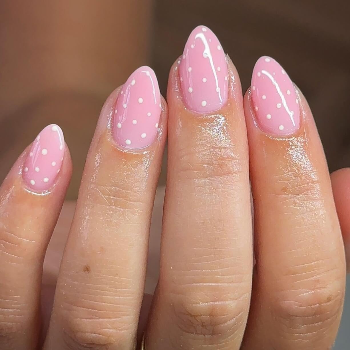 SXVME Uñas postizas acrílicas gruesas, diseño almendrado corto, 30 unidades en rosa bebé con un bonito diseño de lunares blancos, reutilizables, con pegamento de gel suave para bodas.
