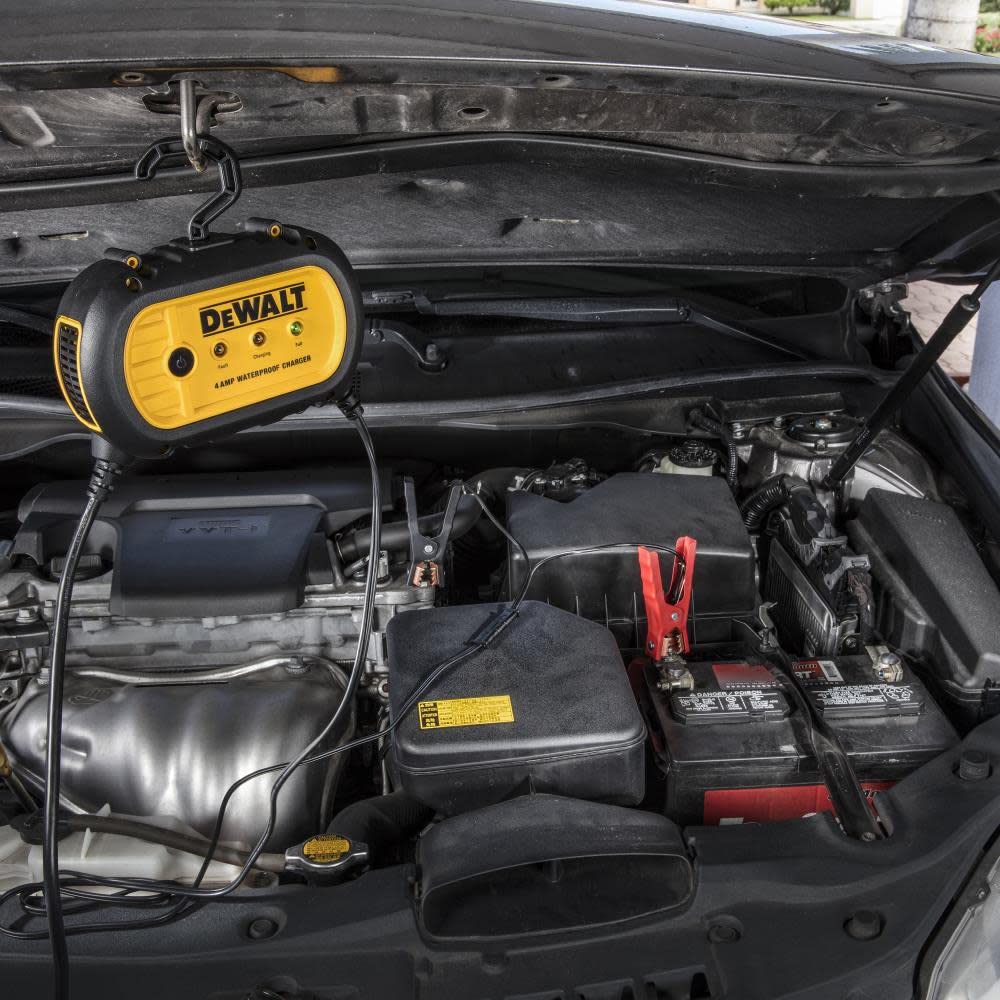DEWALT DXAEWPC4 - Cargador de batería totalmente automático de 4 amperios y 12 V impermeable con abrazaderas de cable
