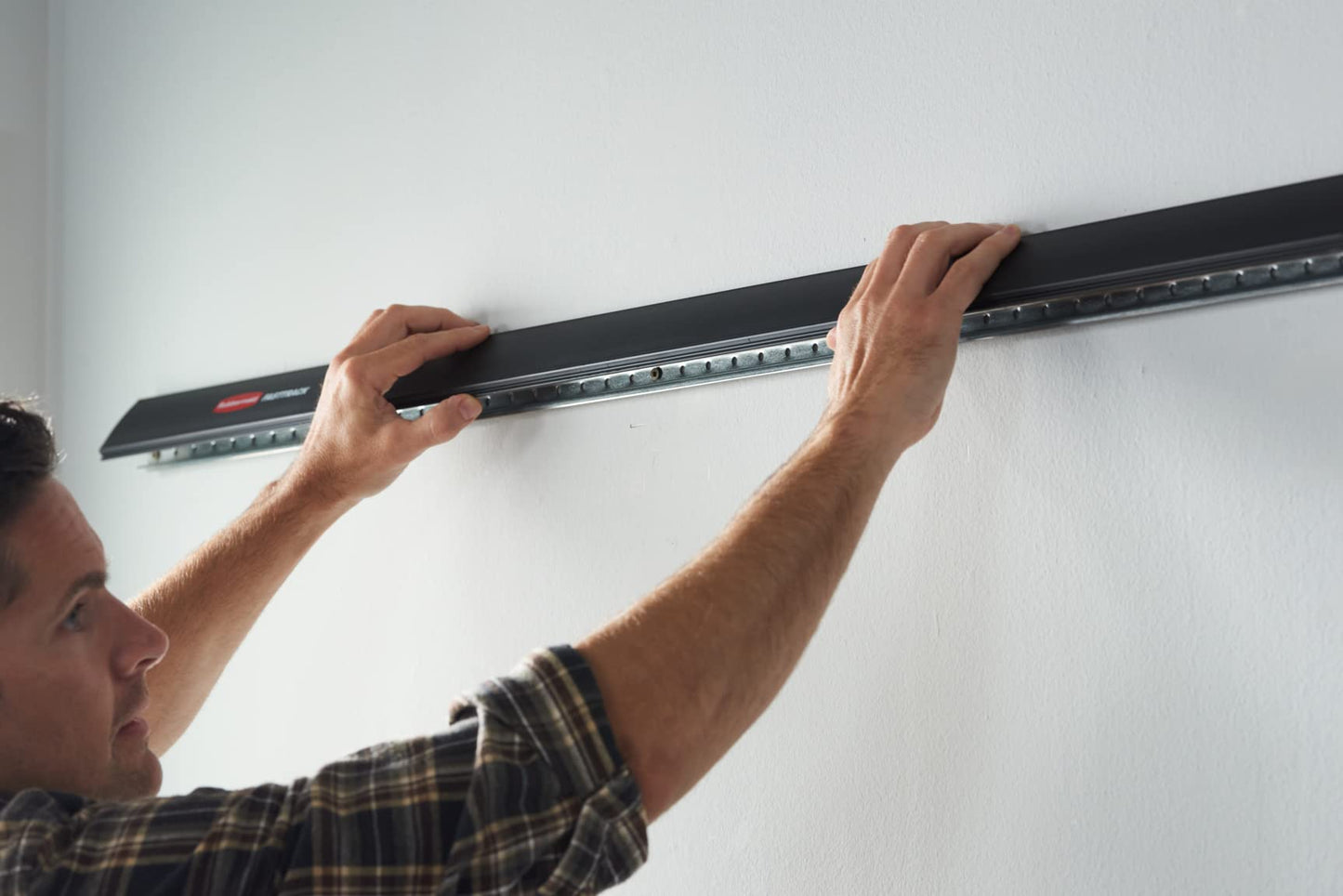 Riel de Pared Rubbermaid FG5M1300CSLRK con Ganchos