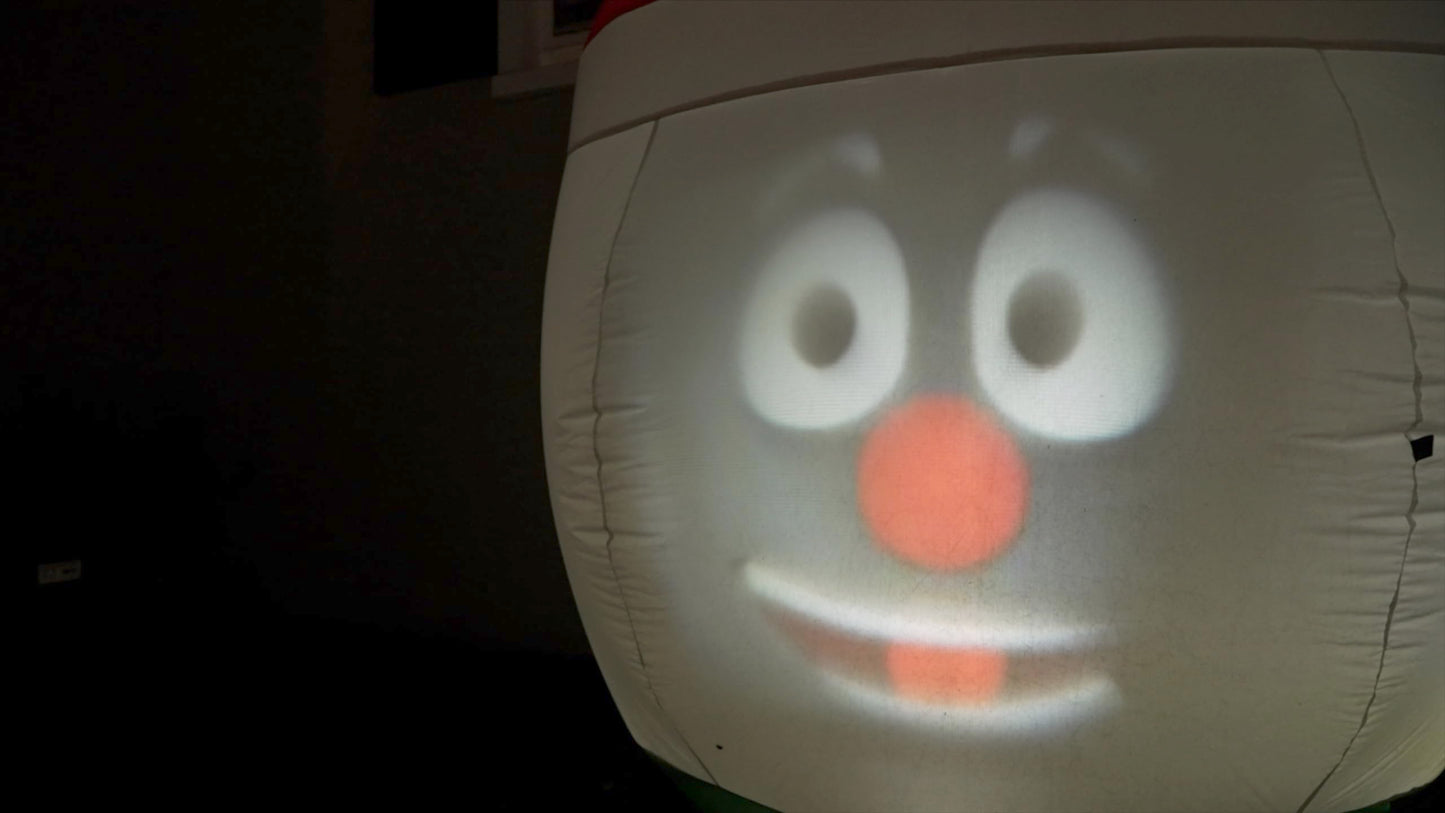 ANIMAT3D Muñeco de Nieve Inflable Inflable Mr. Chill Talking con visualización HD integrada de 56 Pulgadas y proyector Integrado + Altavoz Incluye 30 Minutos de Contenido
