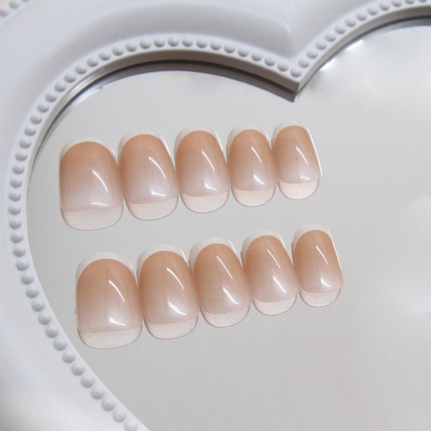 CLYHLTMZ Uñas postizas cuadradas cortas con diseño de San Valentín, 24 unidades, brillantes, con diseños blancos, cobertura total, acrílicas, reutilizables, con adhesivo, para mujer, tiras de gel.
